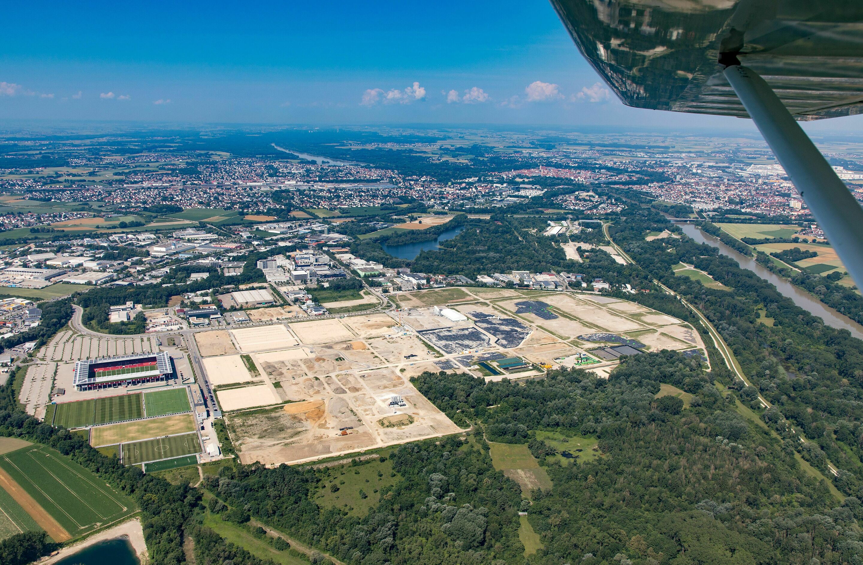 IN-Campus GmbH: Audi und Stadt Ingolstadt sanieren Raffineriegelände für Technologiepark - Luftaufnahme IN-Campus Gelände, Sommer 2018