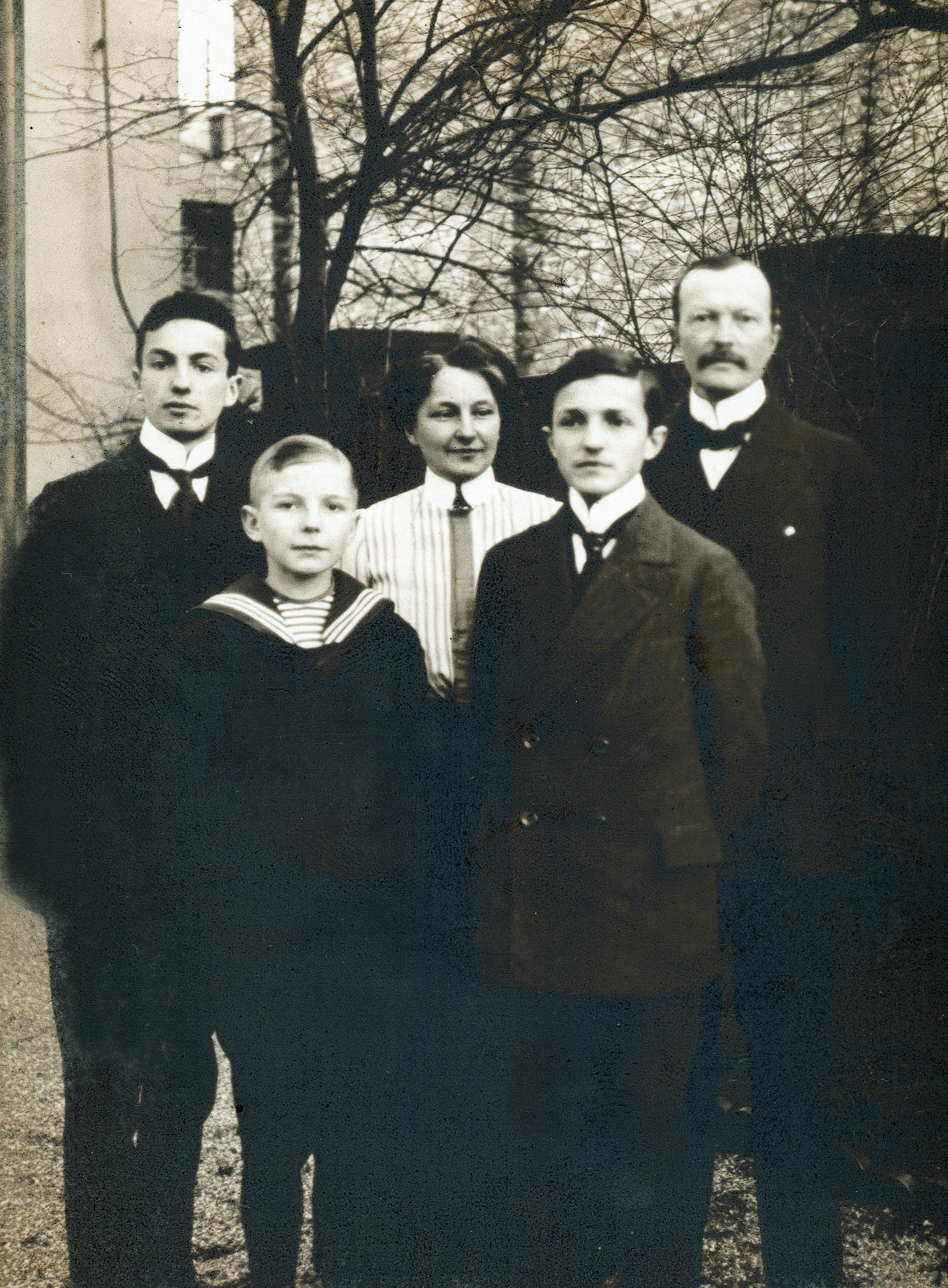 Familienfoto aus dem Jahre 1909 (von links nach rechts): Rudolf (15), Heinrich (10), Mutter Anna, Manfred (13) und Vater Franz Fikentscher, eine Unternehmerfamilie aus Zwickau - Heinrich Fikentscher war der Namensgeber des Unternehmens Audi: August Horch...