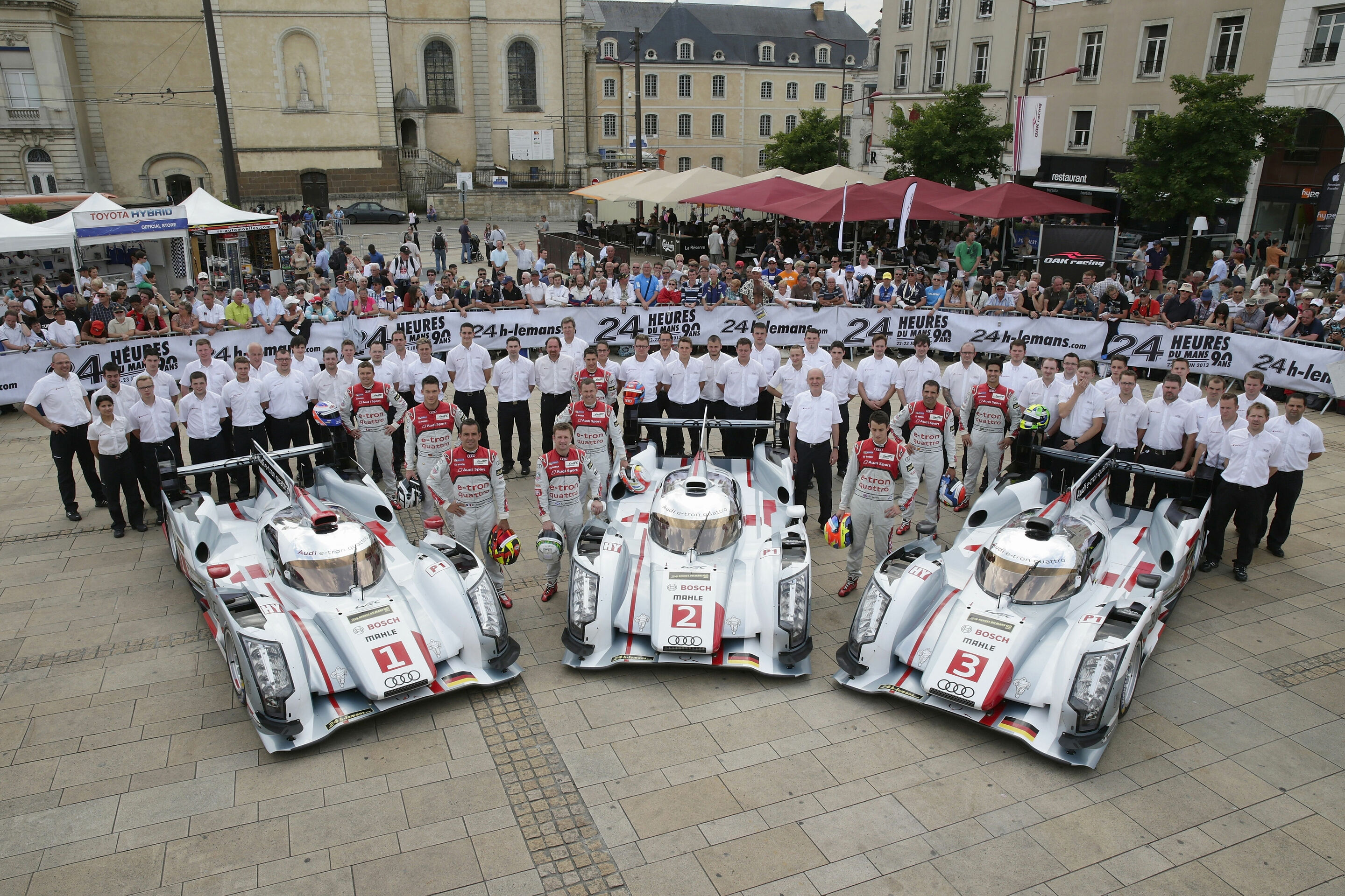 Bereit für die 24 Stunden von Le Mans - Audi ist bereit für die 24 Stunden von Le Mans. Das Audi Sport Team Joest hat am Montag die Dokumentenabnahme ebenso wie die Technische Abnahme der drei R18 e-tron quattro in der Innenstadt von Le Mans absolviert....