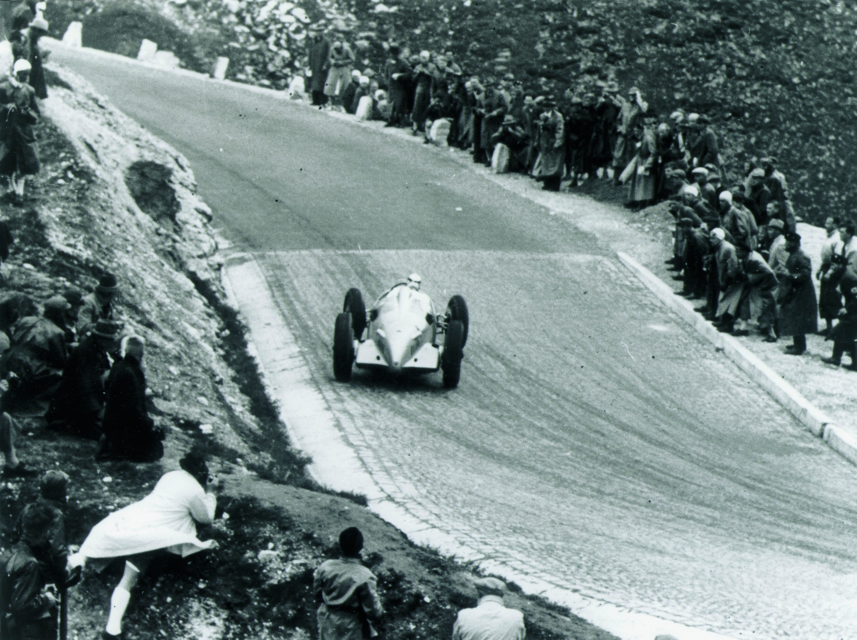 Großer Bergpreis von Deutschland am Großglockner vom 6. August 1939: Hans Stuck mit dem Auto Union Rennwagen Typ C 16-Zylinder - German Hillclimb Championship, Großglockner, 6. August 1939: Winner Hans Stuck with the Auto Union Type C 16-cylinder racing...