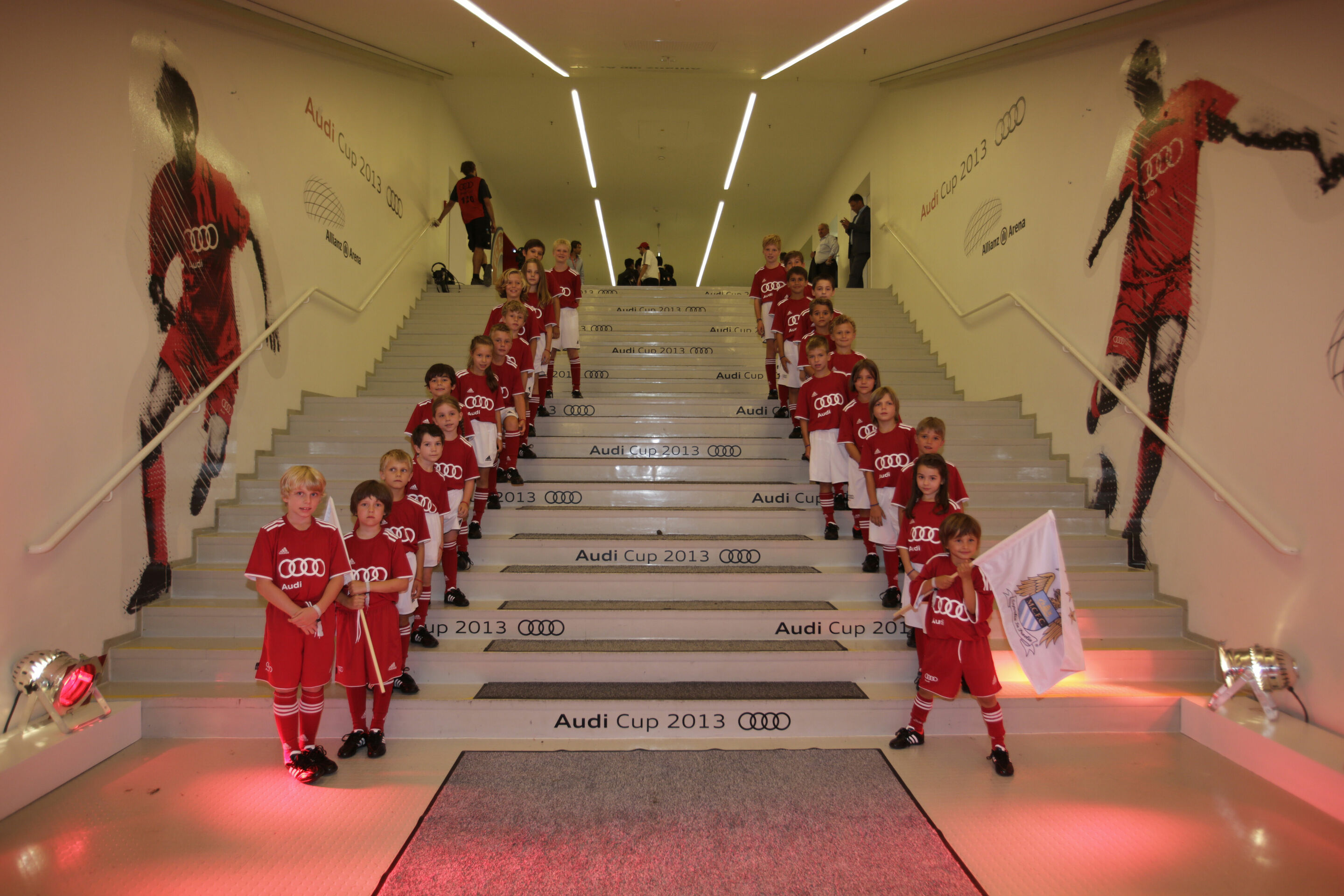 Escort-Kids beim Audi Cup 2013