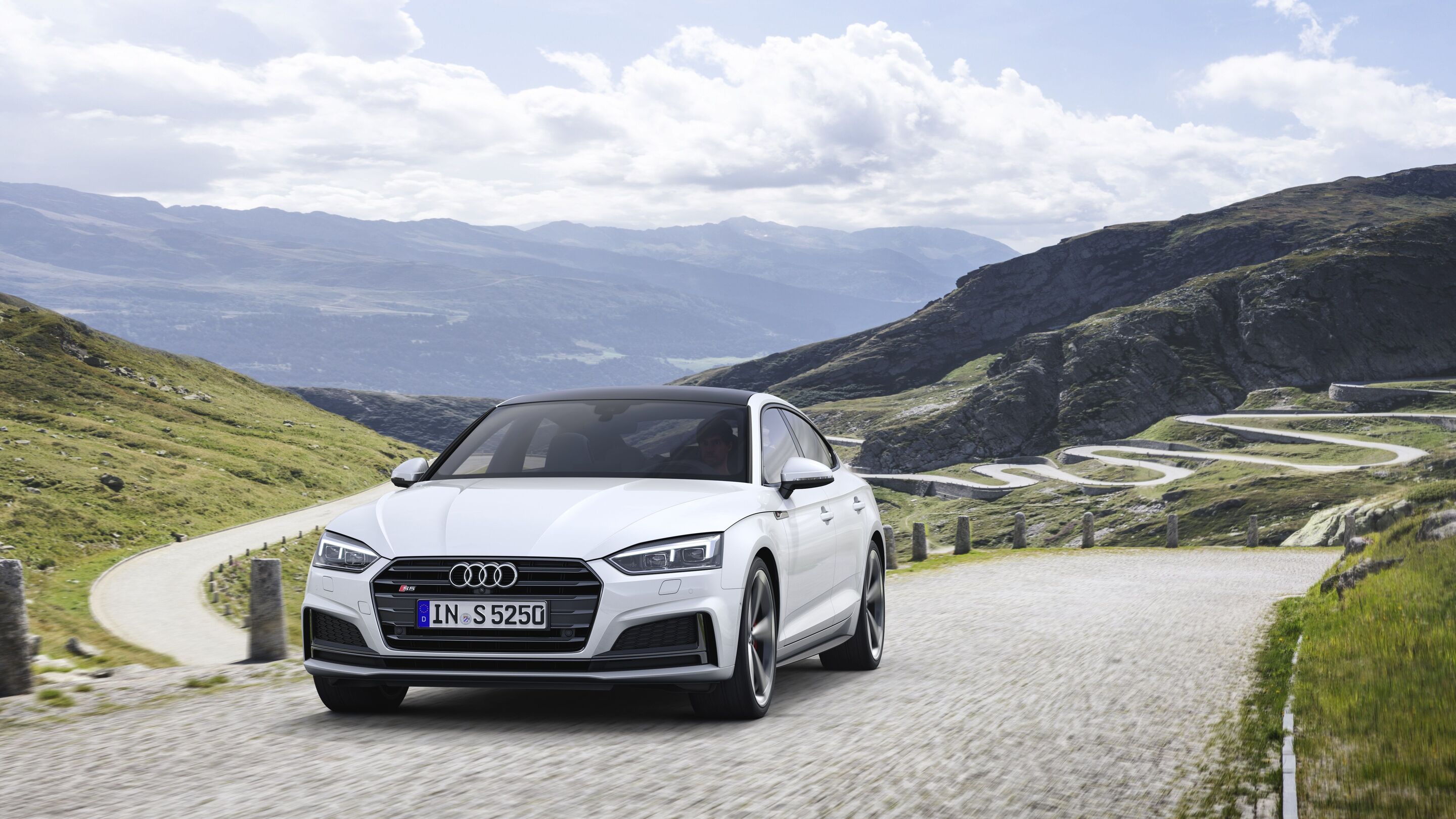 Audi S5 Sportback (2019 bis 2024) - Fahraufnahme 
Farbe: Gletscherweiß