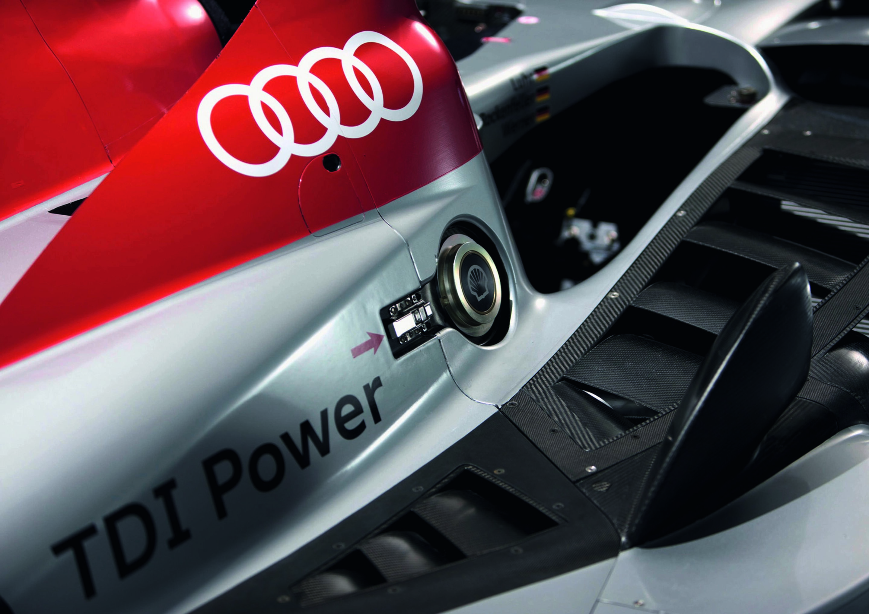 Jubiläumsmagazin Motorsport - Audi R15 TDI: Kiemenartige Schlitze in den Seitenkästen leiten heiße Kühlerabluft nach hinten weg.