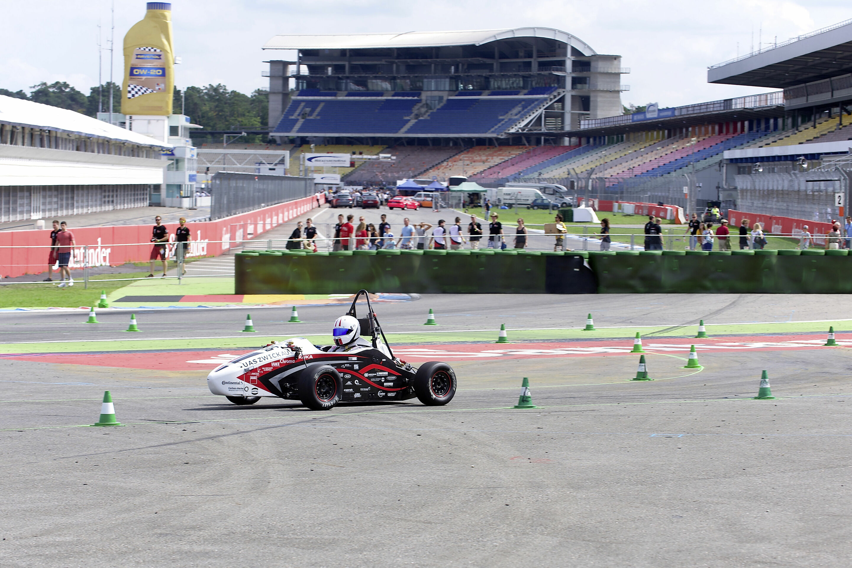 Formula Student Germany 2014: - Knapp eine Woche gehörte der Hockheimring den jungen Nachwuchsingenieuren der Formula Student Germany. 115 internationale Teams nahmen am Konstrukteurswettbewerb teil, für Audi ging auch die Hochschule Zwickau ins Rennen....