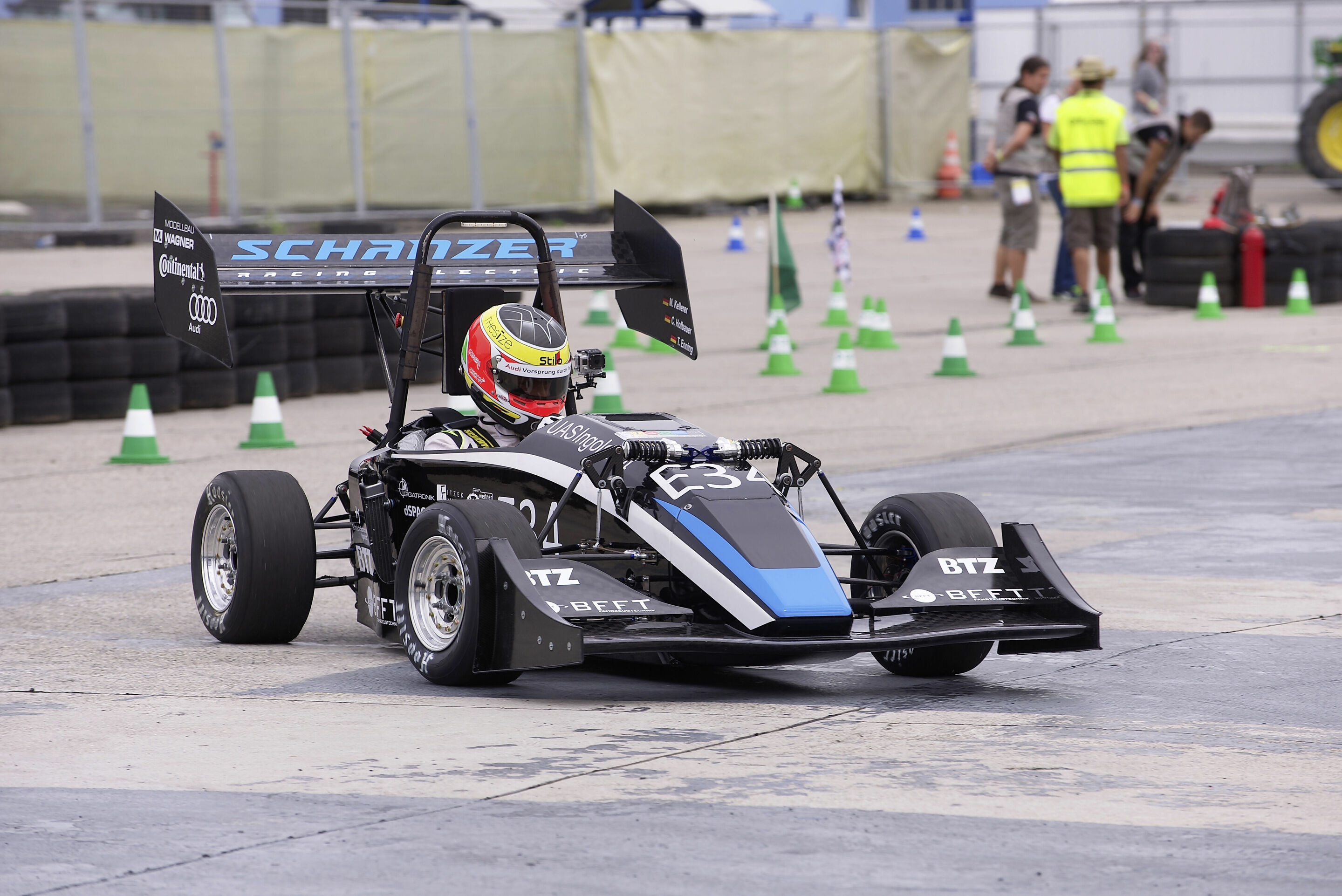 Formula Student Germany 2014: - Ein Neuzugang unter den Audi-Teams, das Schanzer Racing Electric Team der TH Ingolstadt, kämpfte mit Problemen an der Pedalerie. Trotzdem traten sie den Härtetest beim abschließenden 22 km langen Endurance-Rennen an. In...