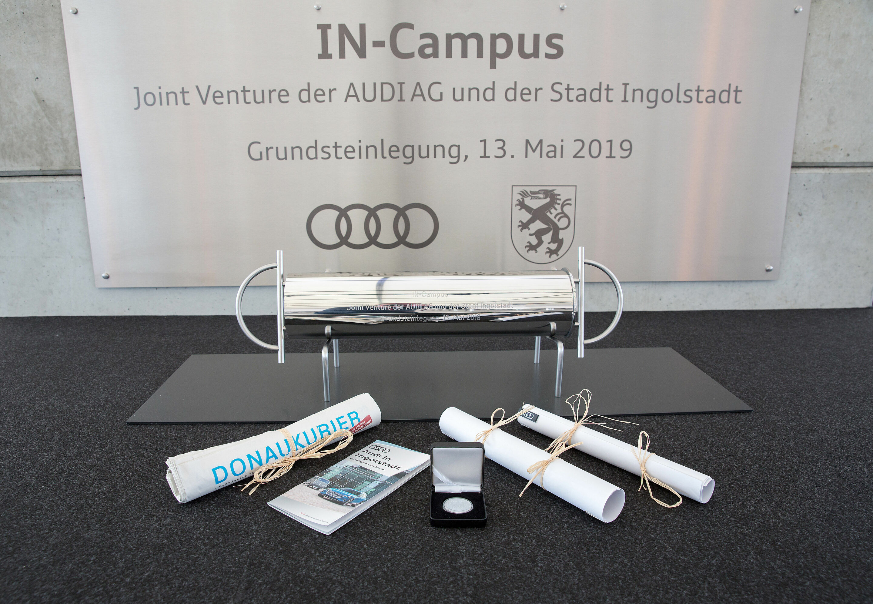 Für die Mobilität von morgen: Grundsteinlegung Technologiepark IN-Campus für Audi und die Region Ingolstadt - Zeitkapsel mit folgendem Inhalt: eine aktuelle Ausgabe des Donaukurier, ein Standortflyer „Audi in Ingolstadt“, eine Silbermünze, historische...