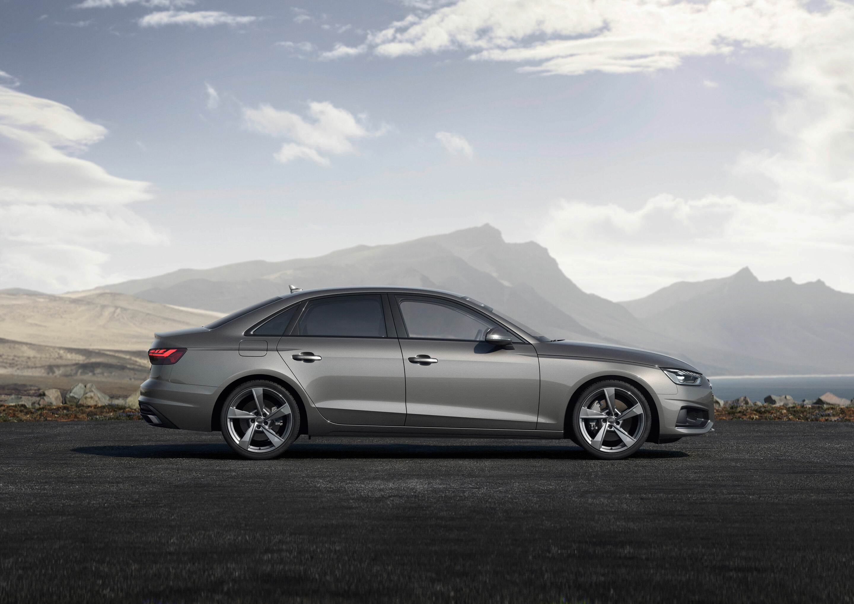 Audi A4 Limousine - Standaufnahme,
Farbe: Terragrau