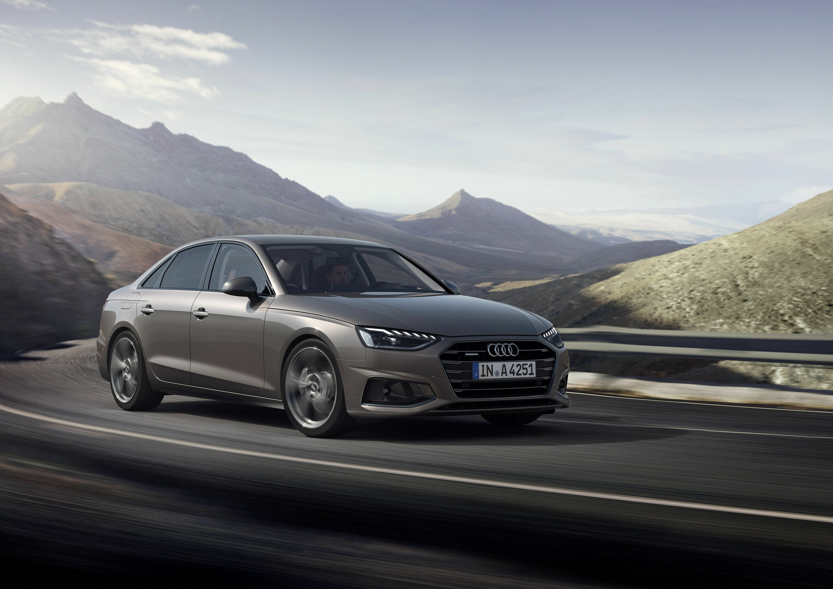 Audi A4 Limousine - Fahraufnahme,
Farbe: Terragrau