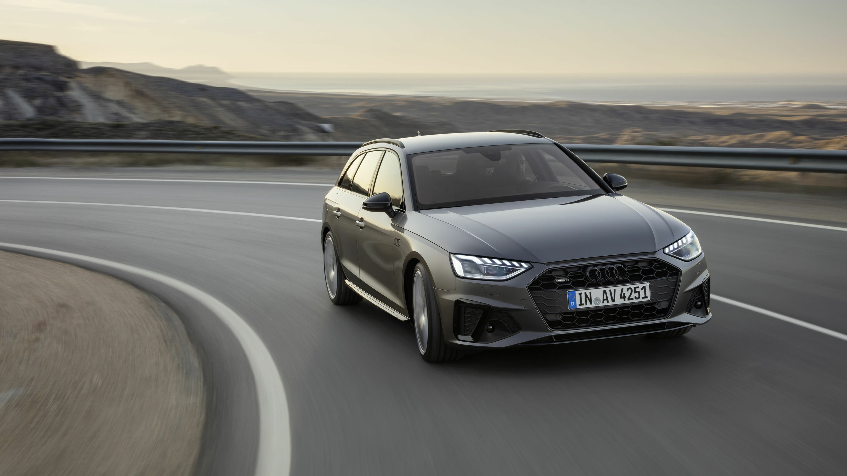 Audi A4 Avant - Fahraufnahme
Farbe:Terragrau