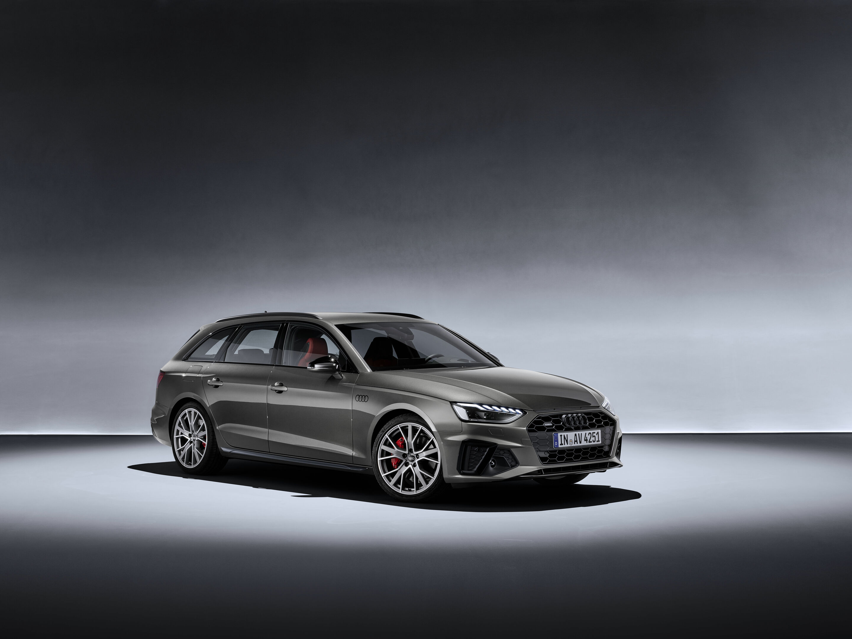 Audi A4 Avant - Static photo,
Colour: Terra gray