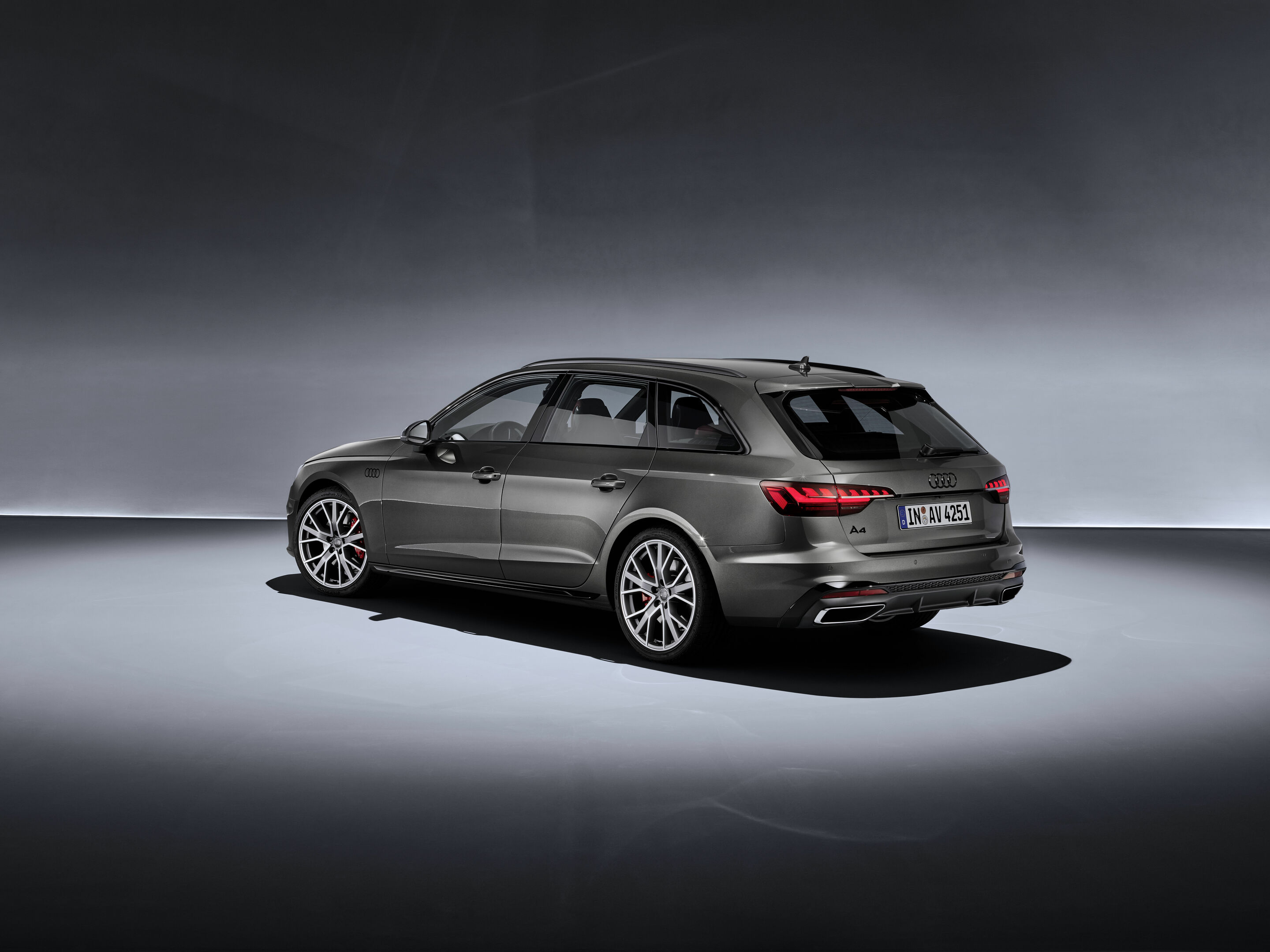Audi A4 Avant - Standaufnahme
Farbe:Terragrau