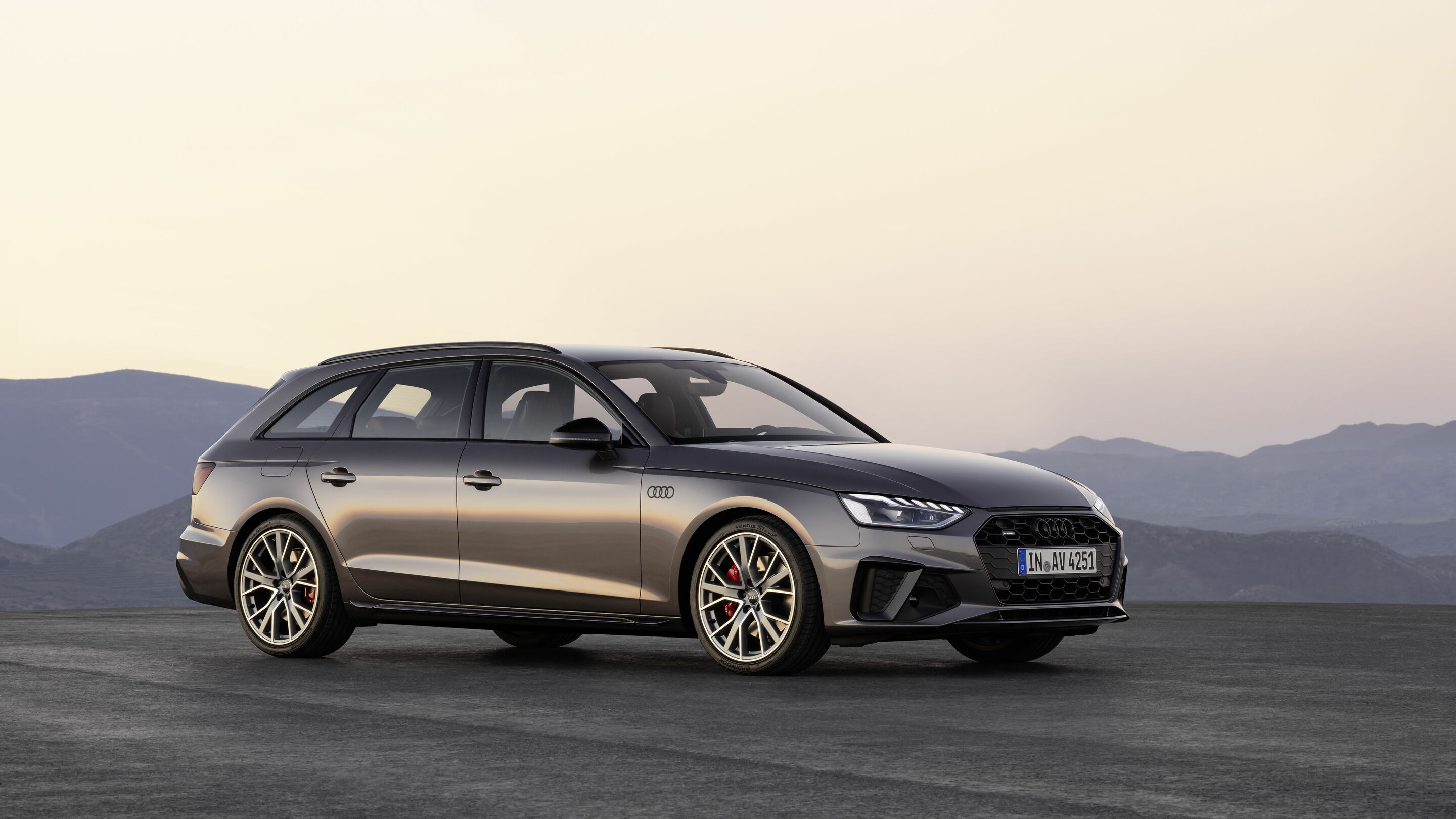 Audi A4 Avant - Static photo,
Colour: Terra gray