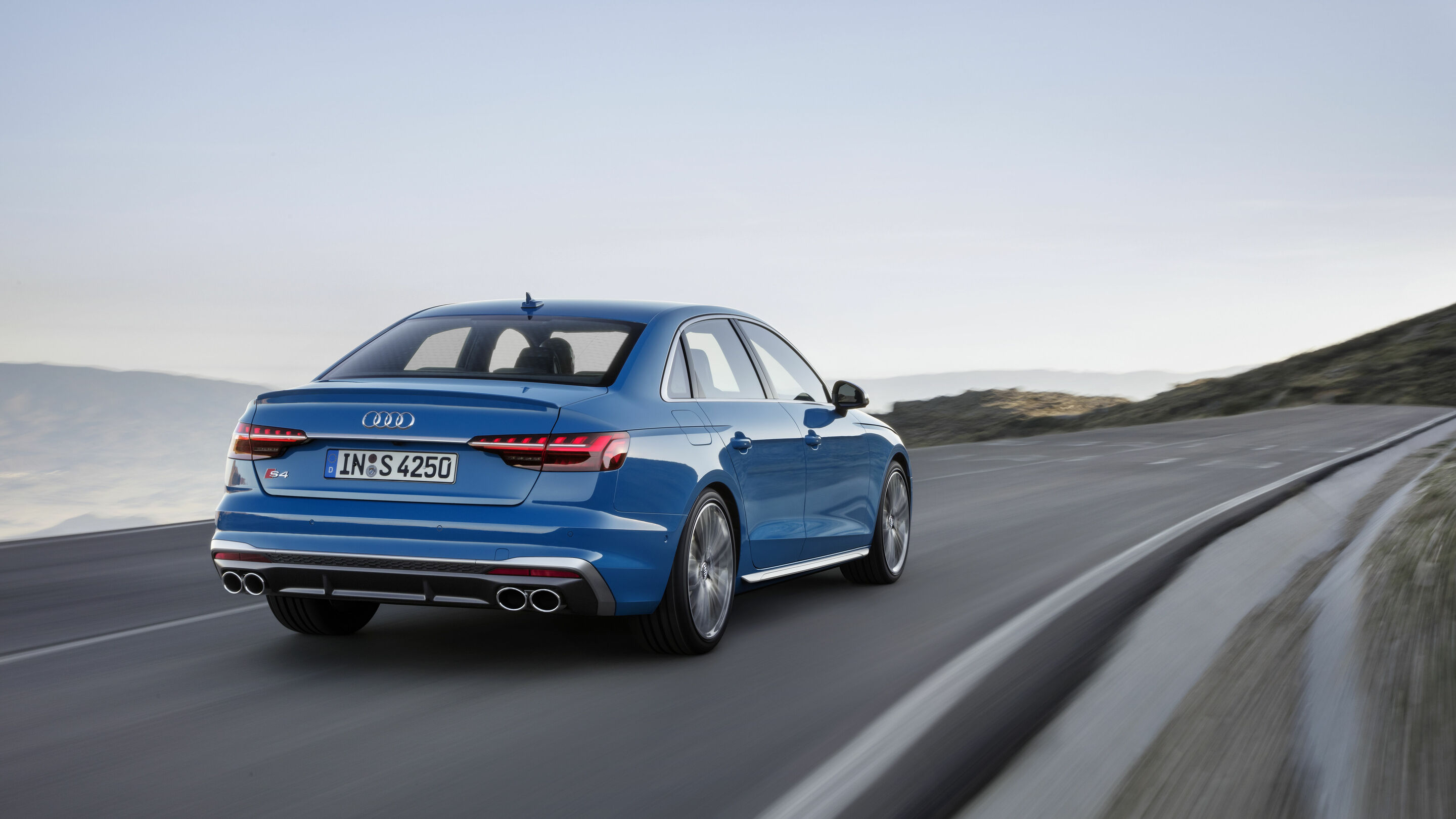 Audi S4 Limousine TDI - Fahraufnahme
Farbe: Turboblau