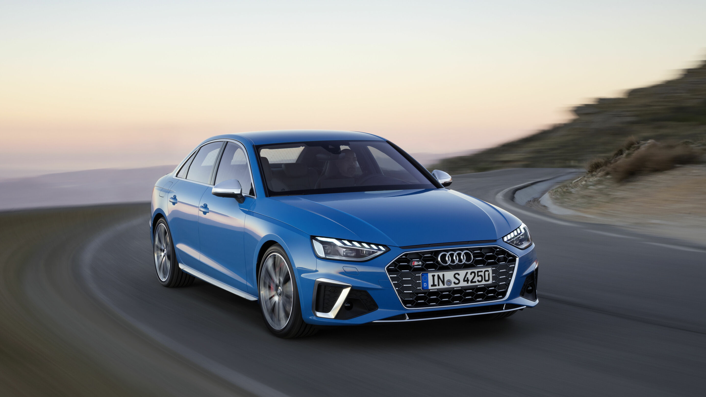 Audi S4 Limousine TDI - Dynamic photo,
Colour: Turbo blue
