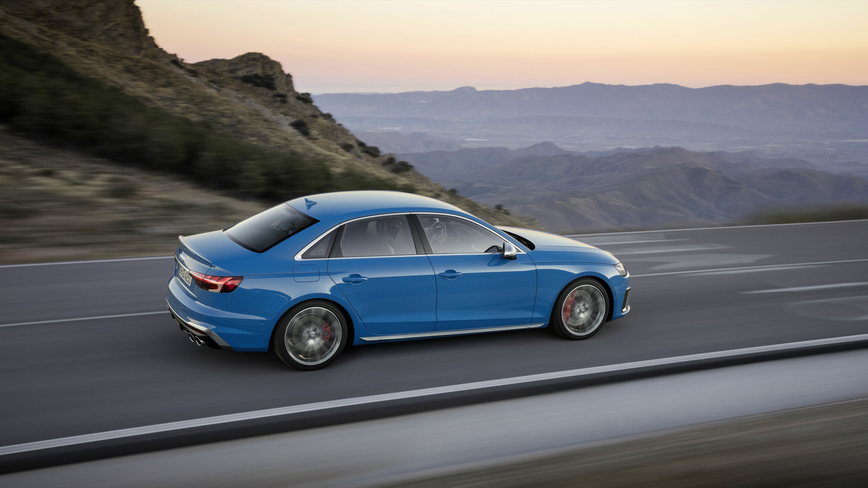 Audi S4 Limousine TDI - Dynamic photo,
Colour: Turbo blue