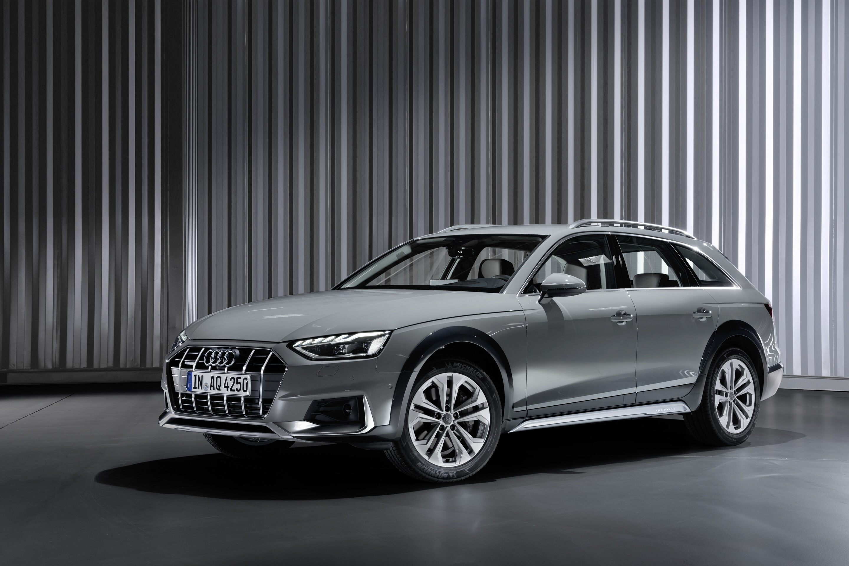 Audi A4 allroad quattro (2019 until 2024) - Static photo,
Colour: Terra gray