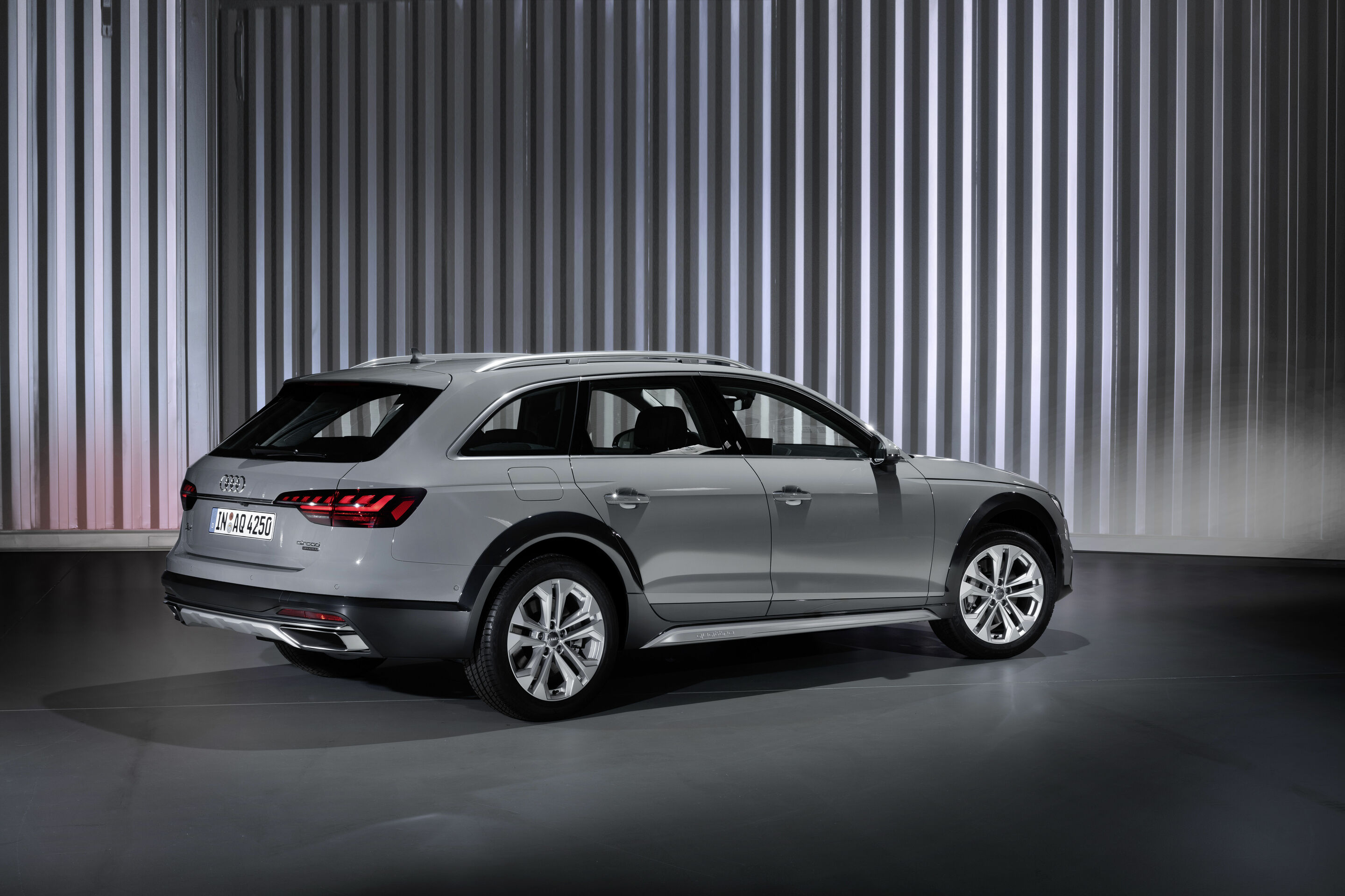 Audi A4 allroad quattro (2019 until 2024) - Static photo,
Colour: Terra gray