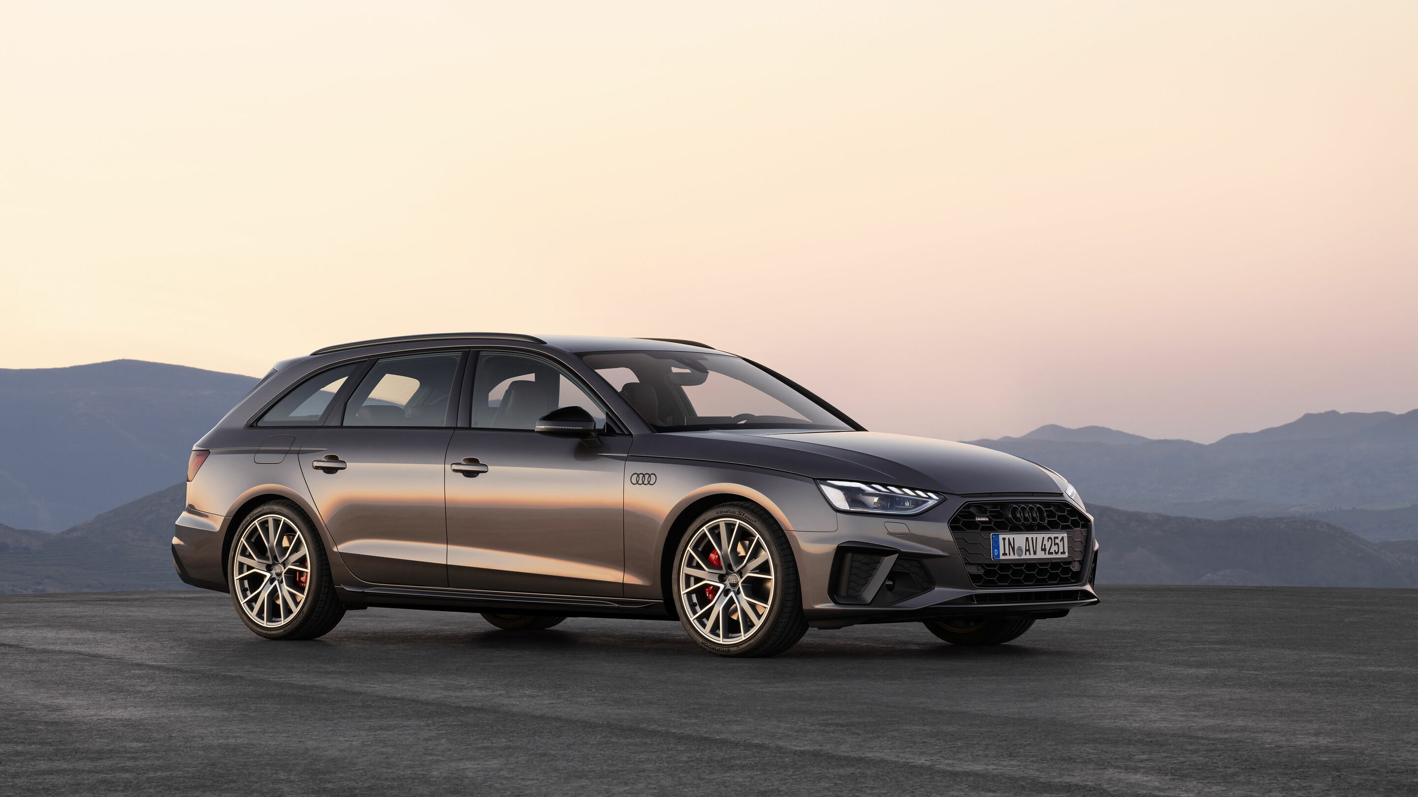 Audi A4 Avant (2019 until 2024) - Standaufnahme,
Farbe: Terragrau