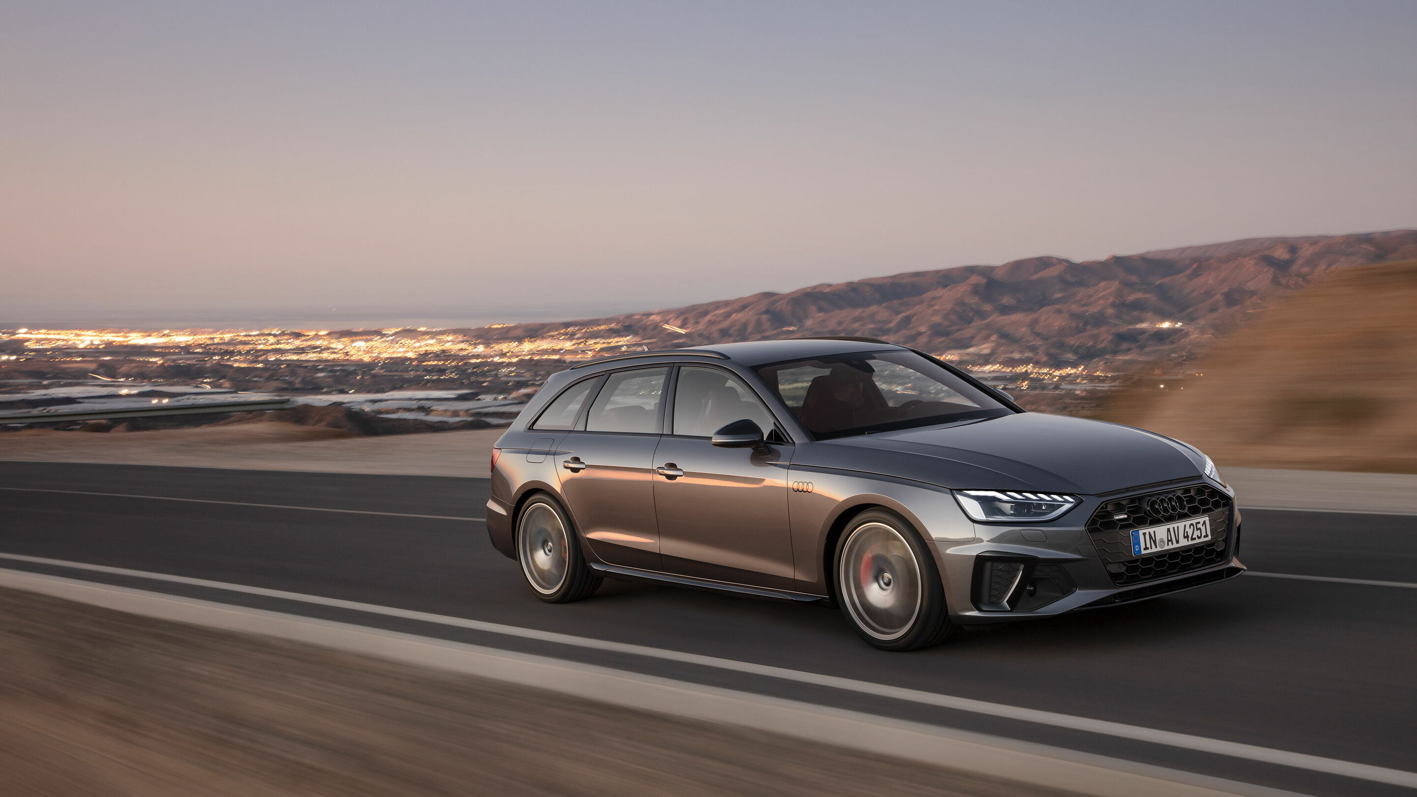 Audi A4 Avant (2019 until 2024) - Fahraufnahme,
Farbe: Terragrau