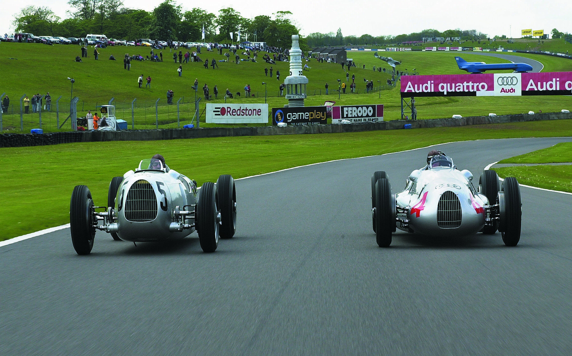 Rückkehr zur legendären Rennstrecke von Donington Park in den britischen Midlands: Am 19. und 20. Mai 2001 starteten dort der Auto Union Rennwagen Typ C 16-Zylinder (links) und der Auto Union Rennwagen Typ D 12-Zylinder (rechts)