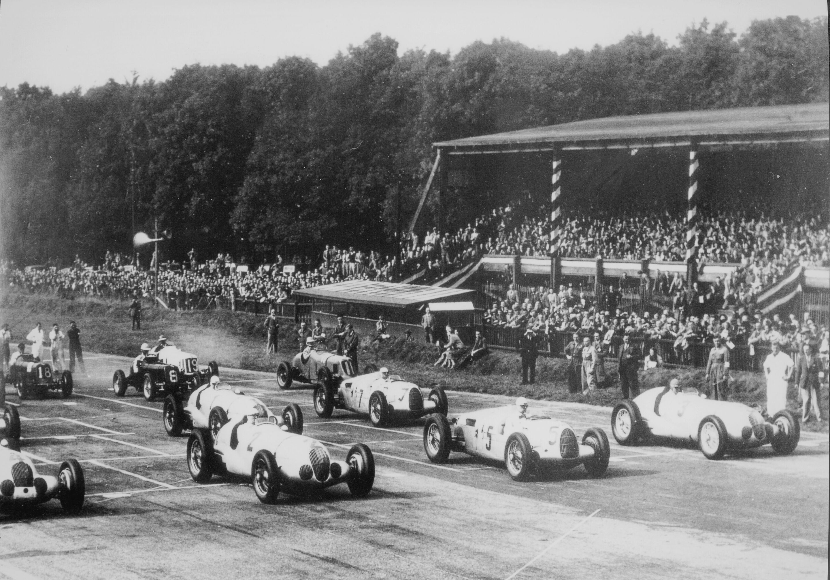 Startszene beim Grand Prix im Donington Park, Großbritannien, 1937: Bernd Rosemeyer gewinnt mit dem Auto Union Rennwagen Typ C 16-Zylinder (im Bild mit Start-Nr. 5) und H. P. Müller (Startnr. 7) wird Vierter
