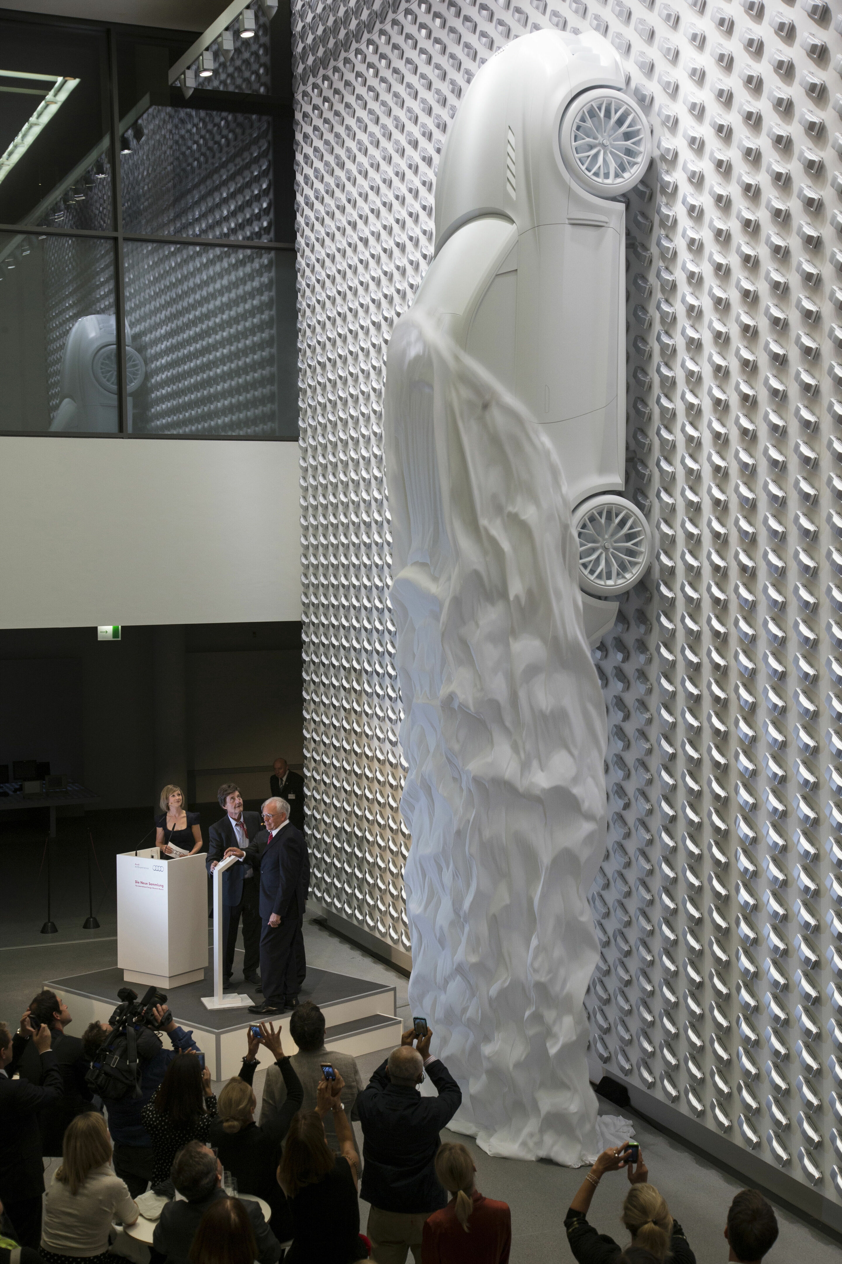 Audi zu Gast in der Pinakothek der Moderne - Enthüllung Audi design wall Pinakothek der Moderne München.