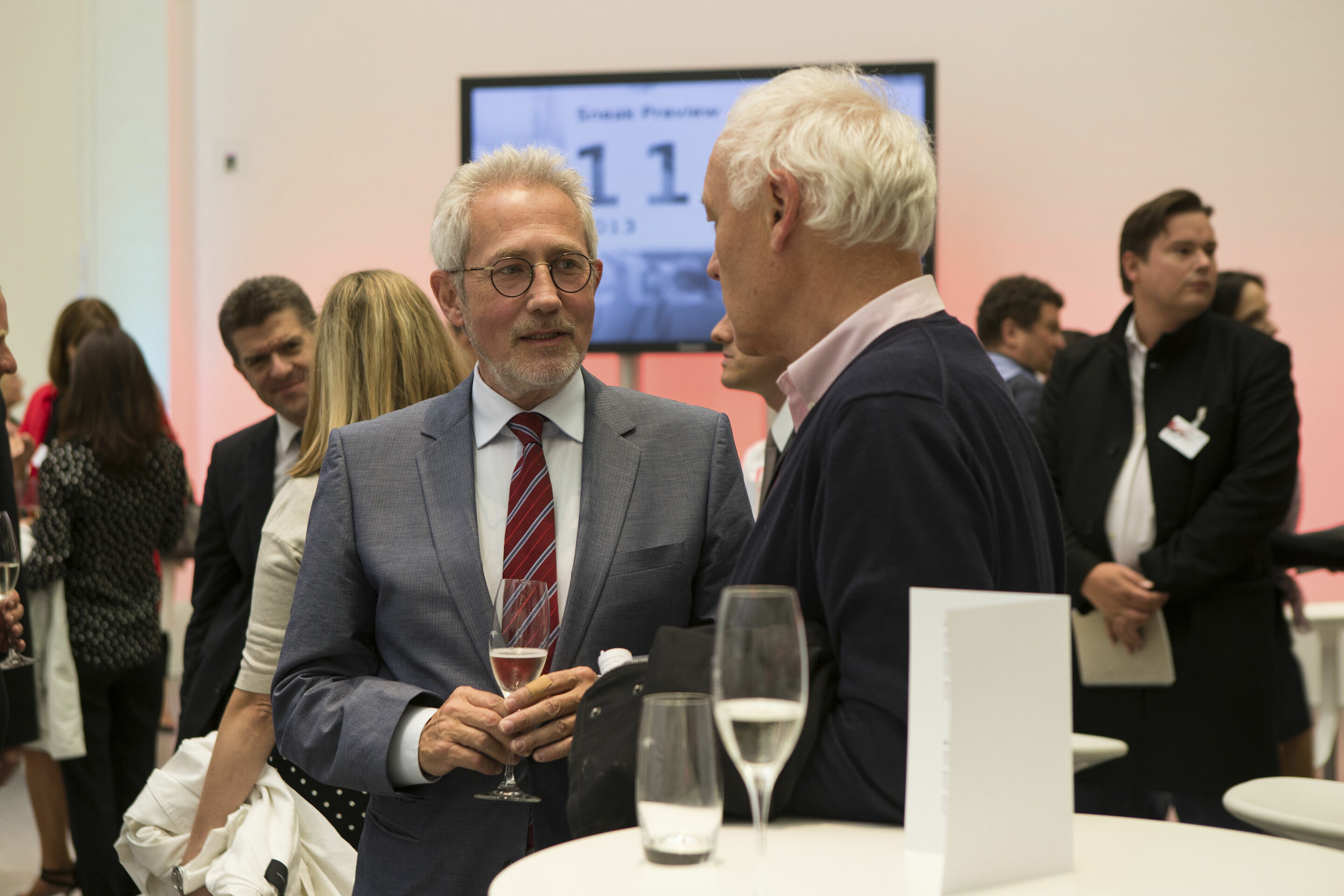 Audi zu Gast in der Pinakothek der Moderne - Enthüllung Audi design wall Pinakothek der Moderne München: Professor Dr. Klaus Schrenk  (Generaldirektor Bayerische Staatsgemäldesammlungen) zusammen mit Professor Dr. Jürgen Partenheimer (Künstler).