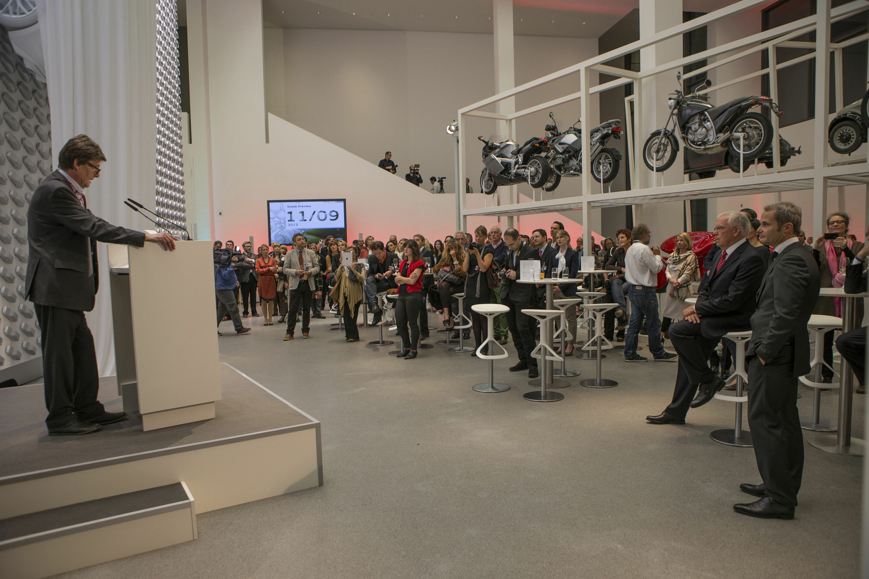 Audi zu Gast in der Pinakothek der Moderne - Enthüllung Audi design wall Pinakothek der Moderne München.