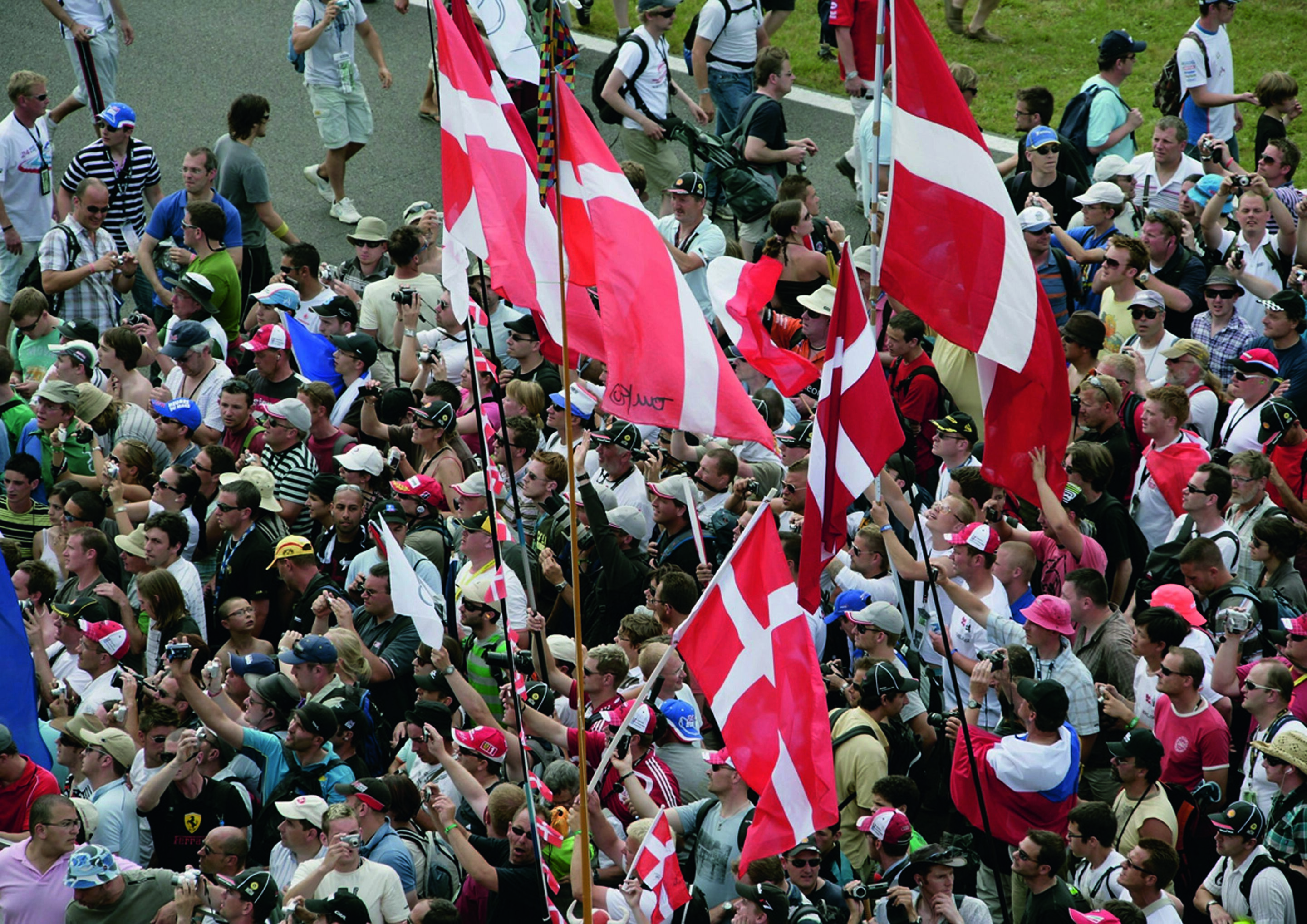 Anniversary magazine Motorsports - Le Mans 2009 - the strong Danish contingent cheers for countryman Tom Kristensen.