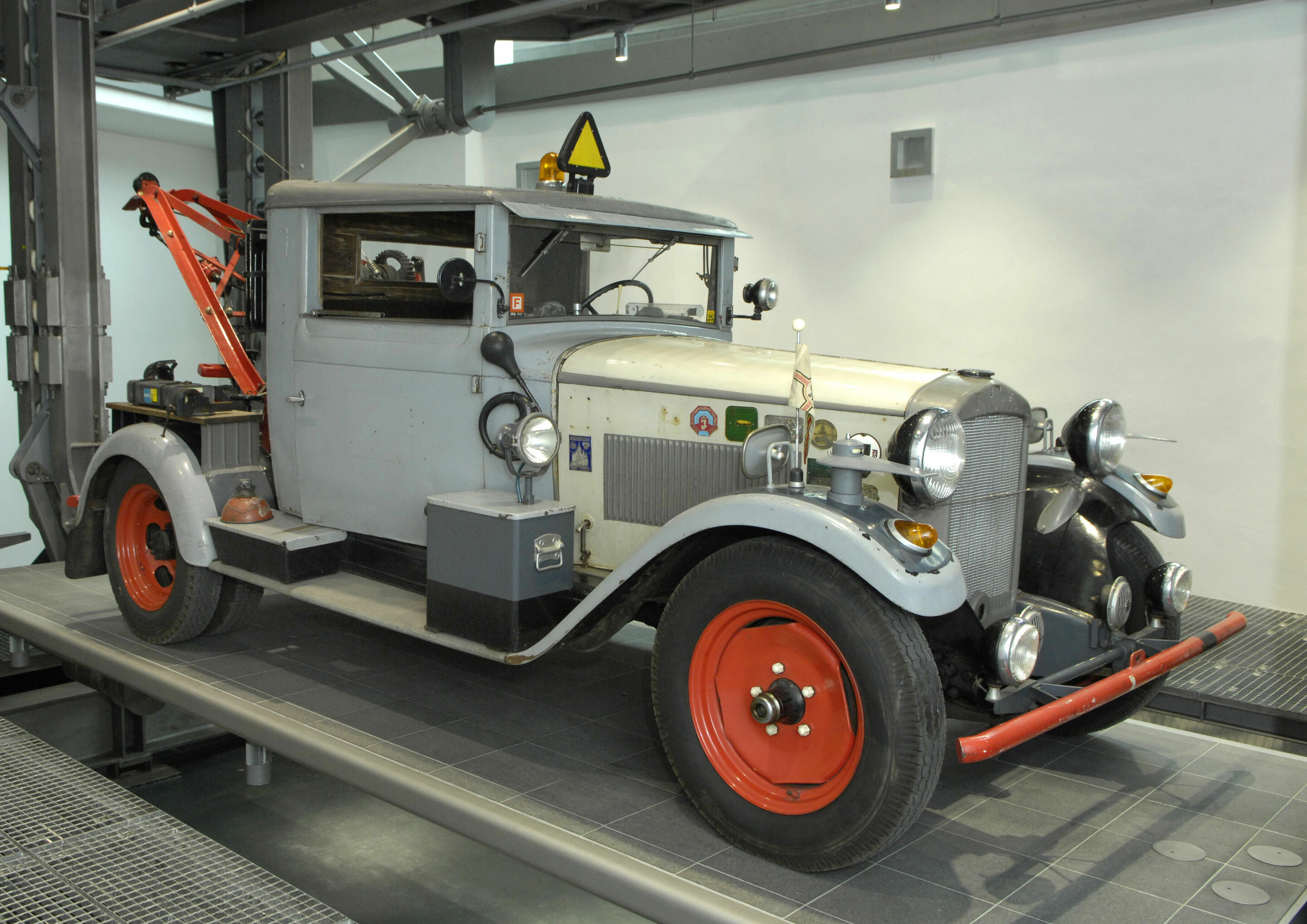 Audi museum mobile: Paternoster zeigt mobile Raritäten - Die 14 Plattformen des weltweit größten Paternosters im museum mobile sind neu bestückt. Insgesamt 13 automobile Besonderheiten und drei spezielle Motorräder aus der Historischen Fahrzeugsammlung...