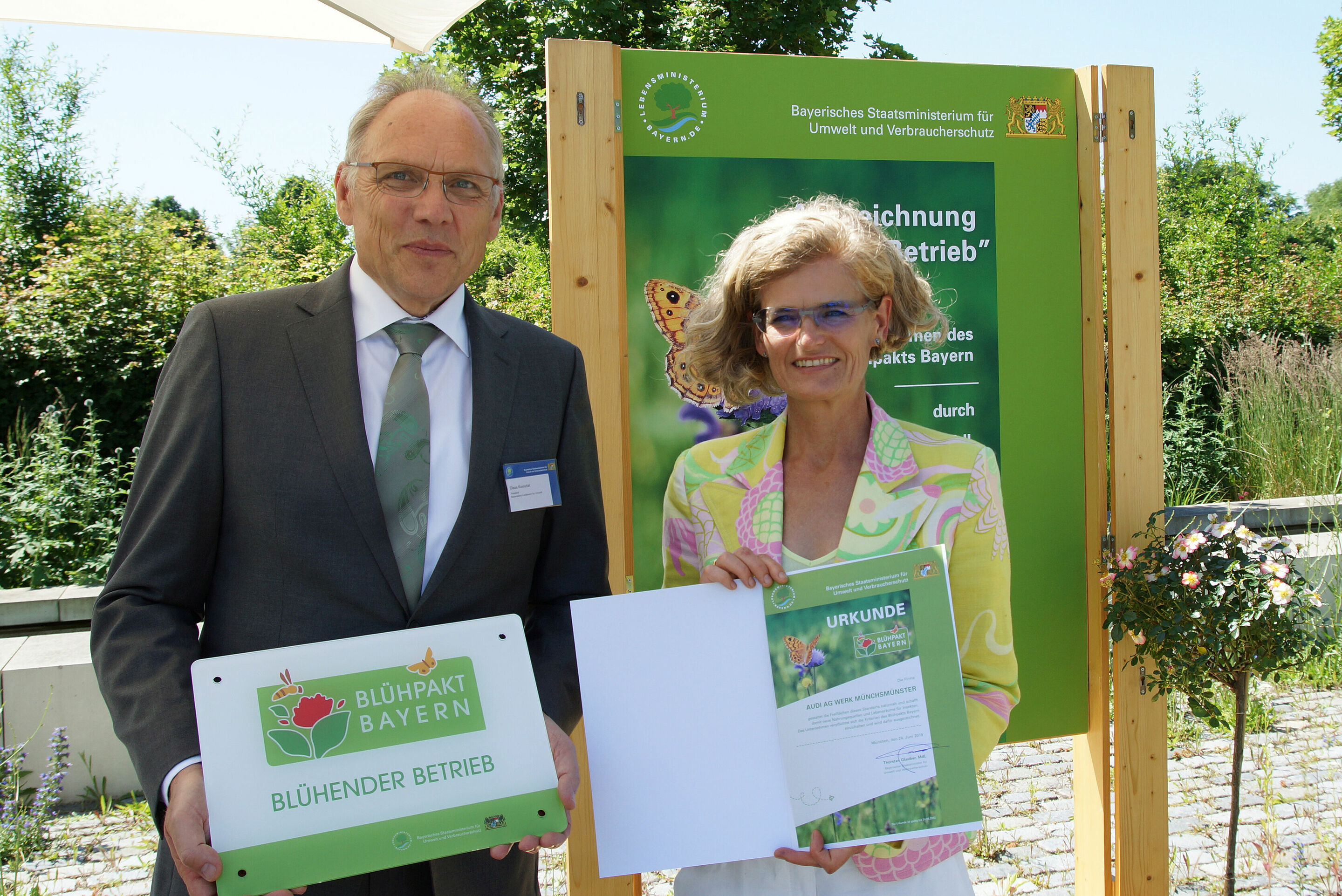 Die Audi-Fertigung in Münchsmünster wird als „Blühender Betrieb“ ausgezeichnet - Claus Kumutat, Präsident des Bayerischen Landesamtes für Umwelt, übergab die Urkunde an Dr. Antje Arnold vom Audi Umweltschutz im Bayerischen Landesamt für Umwelt in Augsburg.