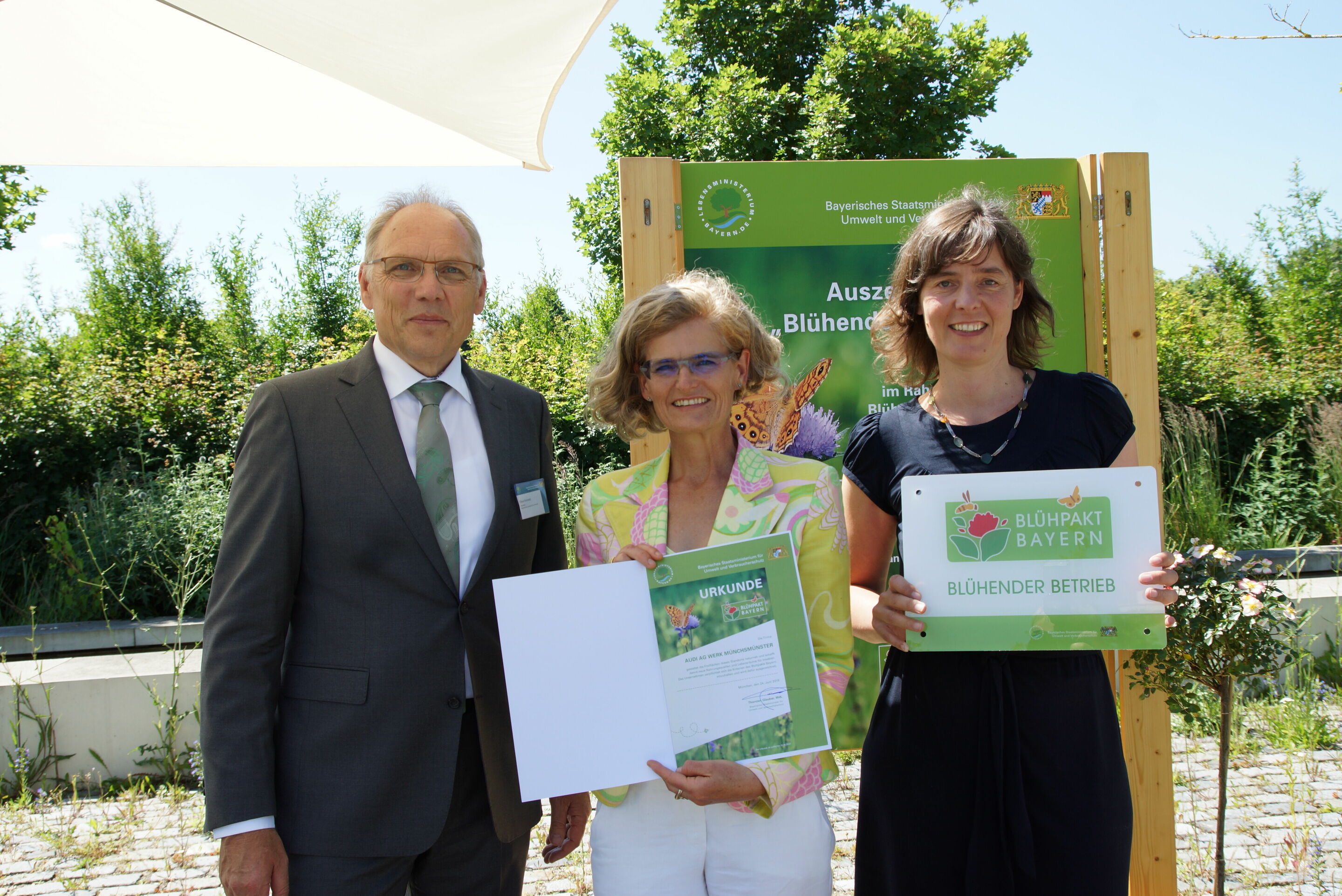 Die Audi-Fertigung in Münchsmünster wird als „Blühender Betrieb“ ausgezeichnet - Claus Kumutat, Präsident des Bayerischen Landesamtes für Umwelt, übergab die Urkunde an Dr. Antje Arnold vom Audi Umweltschutz im Bayerischen Landesamt für Umwelt in Augsburg...