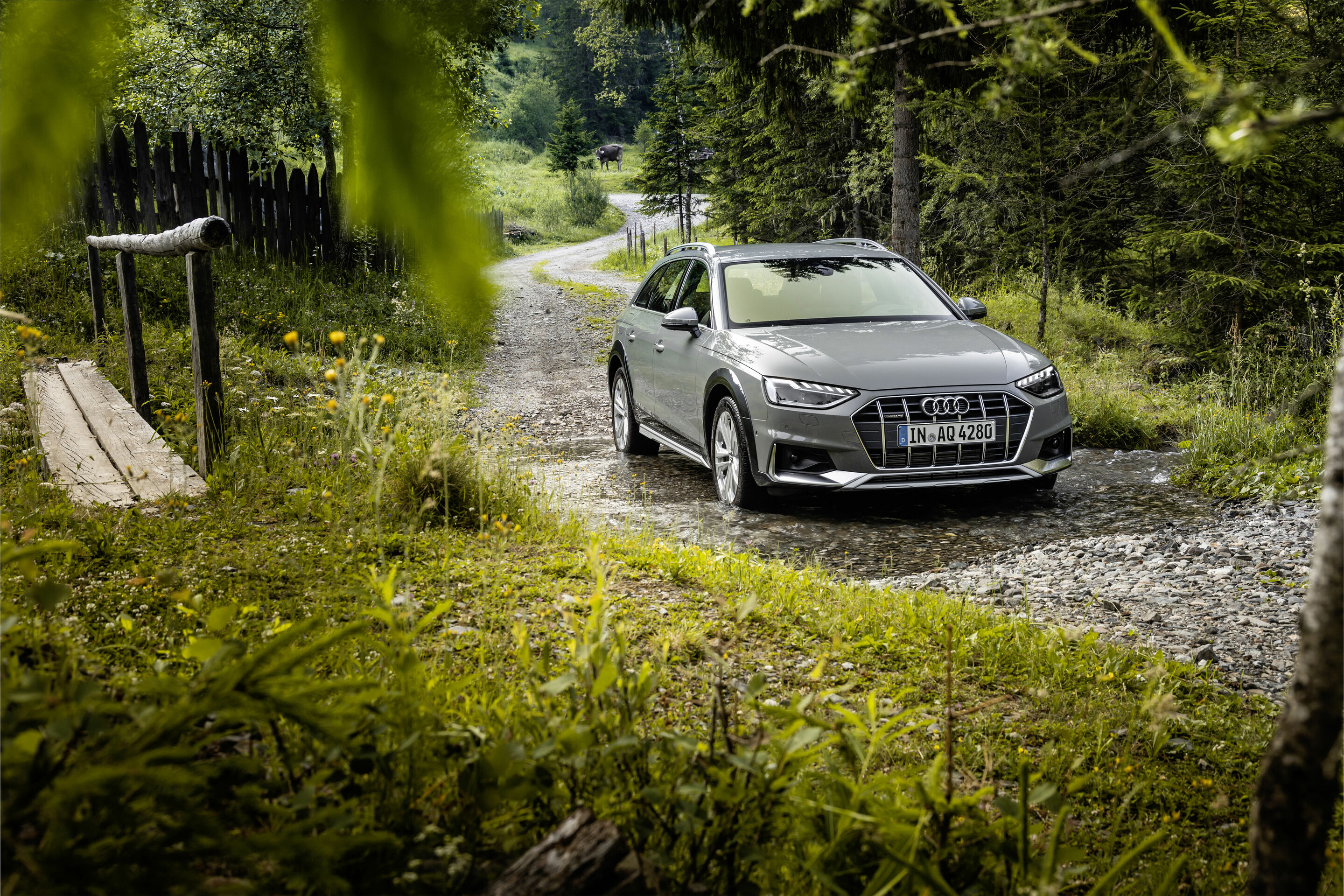 Audi A4 allroad quattro (2019 until 2024) - Dynamic photo,
Colour: Quantum gray