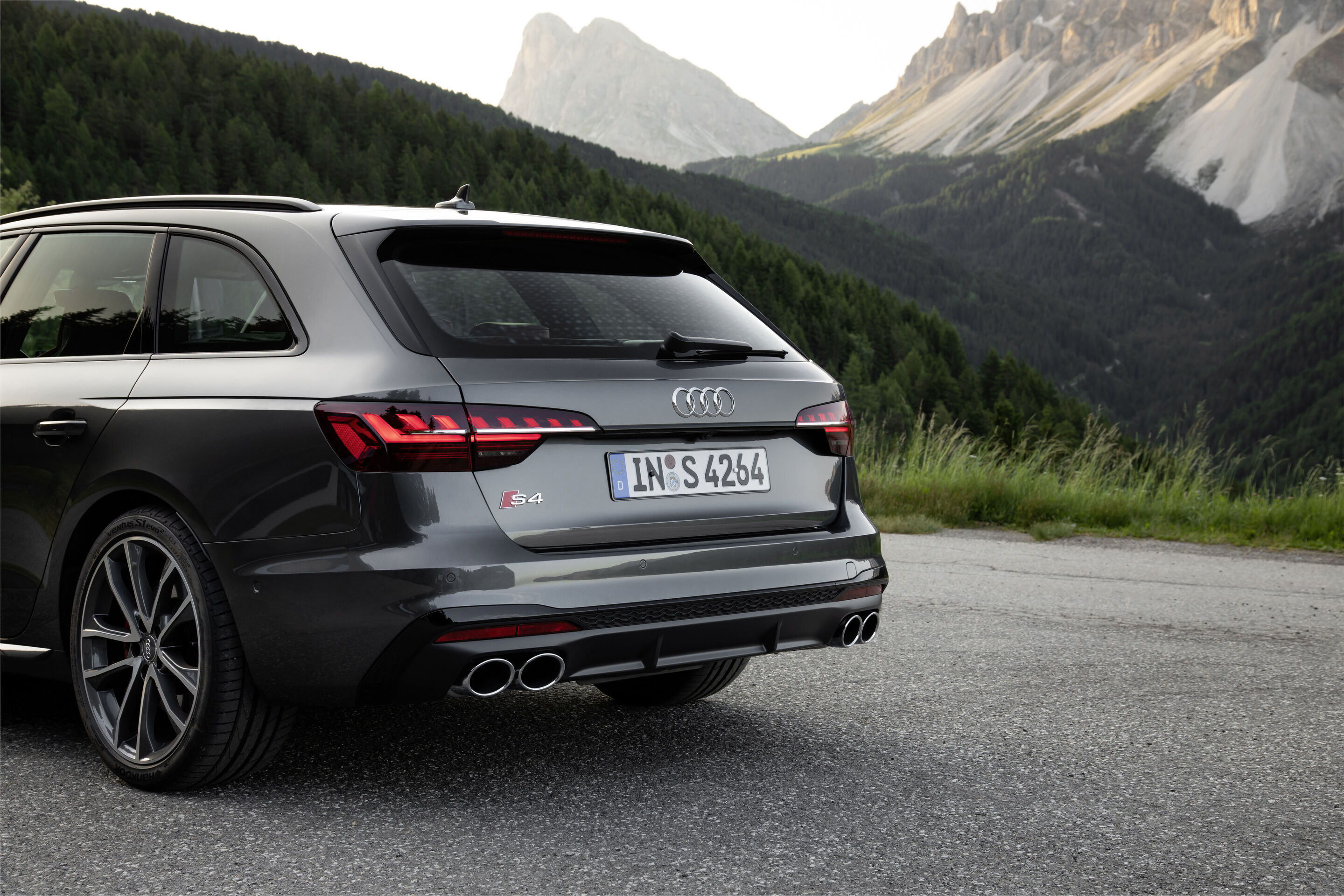 Audi S4 Avant TDI (bis 2024) - Standaufnahme,
Farbe: Daytonagrau