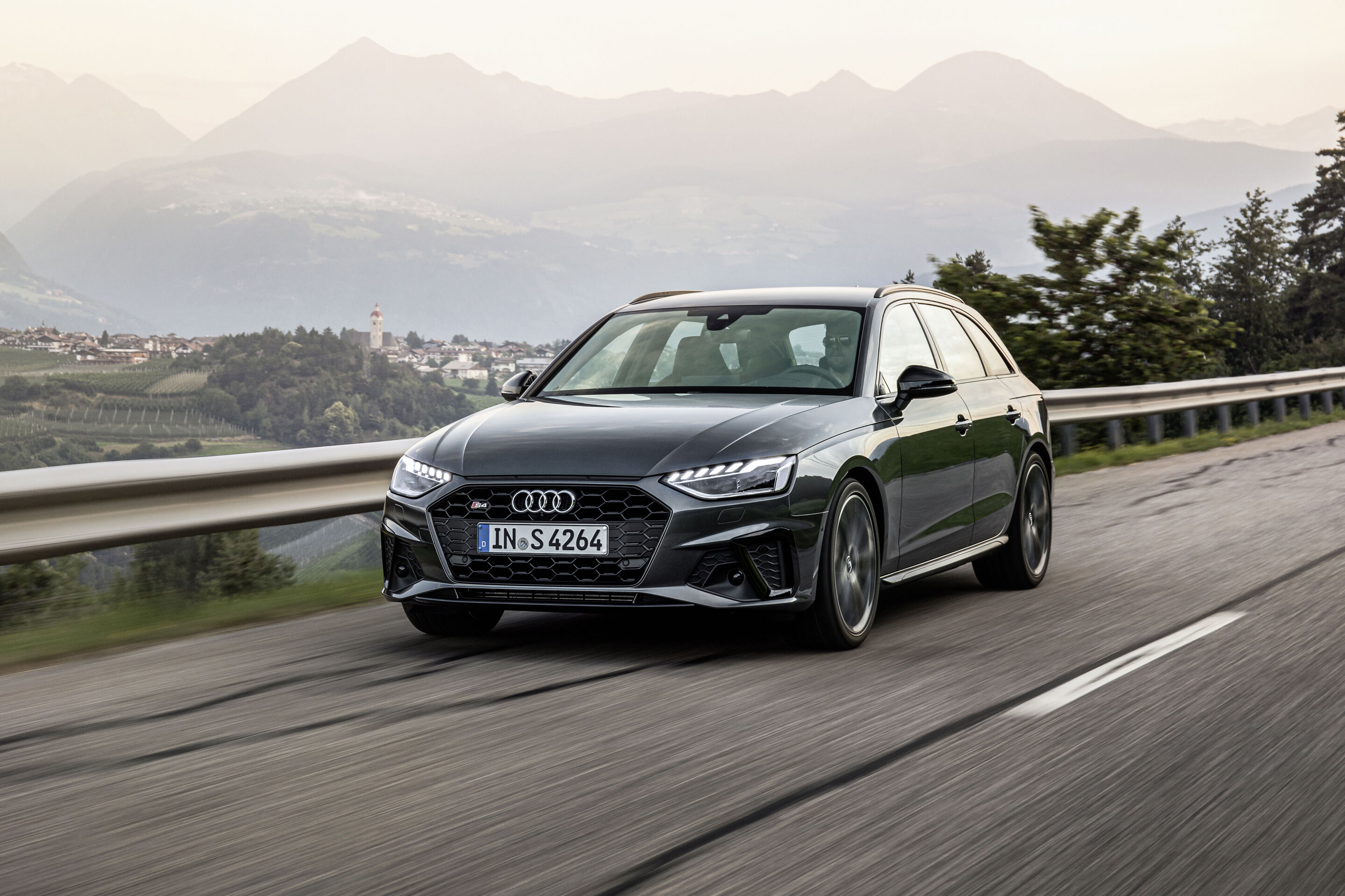 Audi S4 Avant TDI (bis 2024) - Fahraufnahme,
Farbe: Daytonagrau