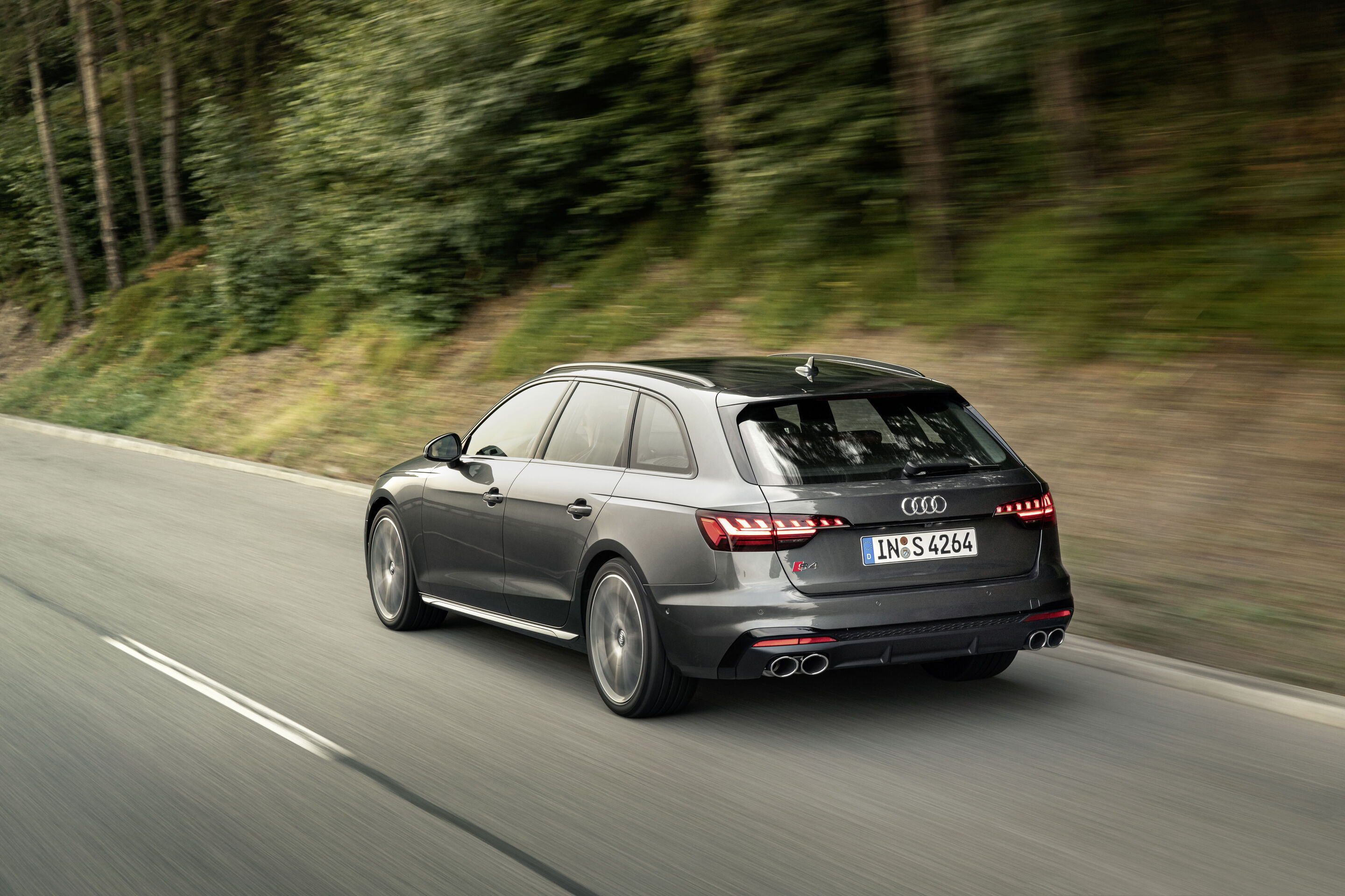 Audi S4 Avant TDI (bis 2024) - Fahraufnahme,
Farbe: Daytonagrau