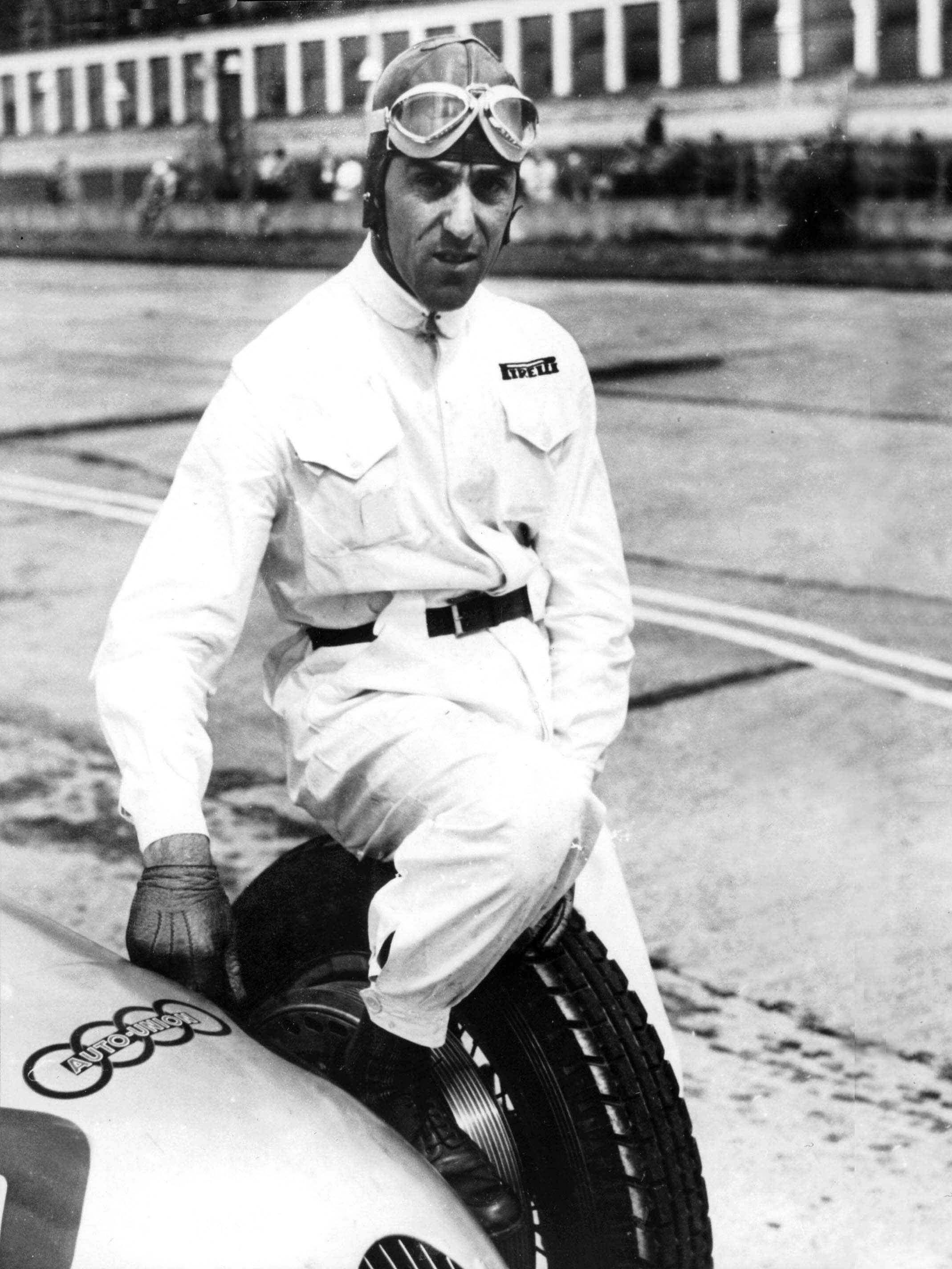Tazio Nuvolari (geb. am 16. November 1892, gest. am 11. August 1953) ist mit 61 Grand Prix Siegen und internationalen Erfolgen einer der größten Rennfahrer aller Zeiten - Fast dreißig Jahre lang nahm er als aktiver Fahrer an Rennen teil. Zu seinen größten...