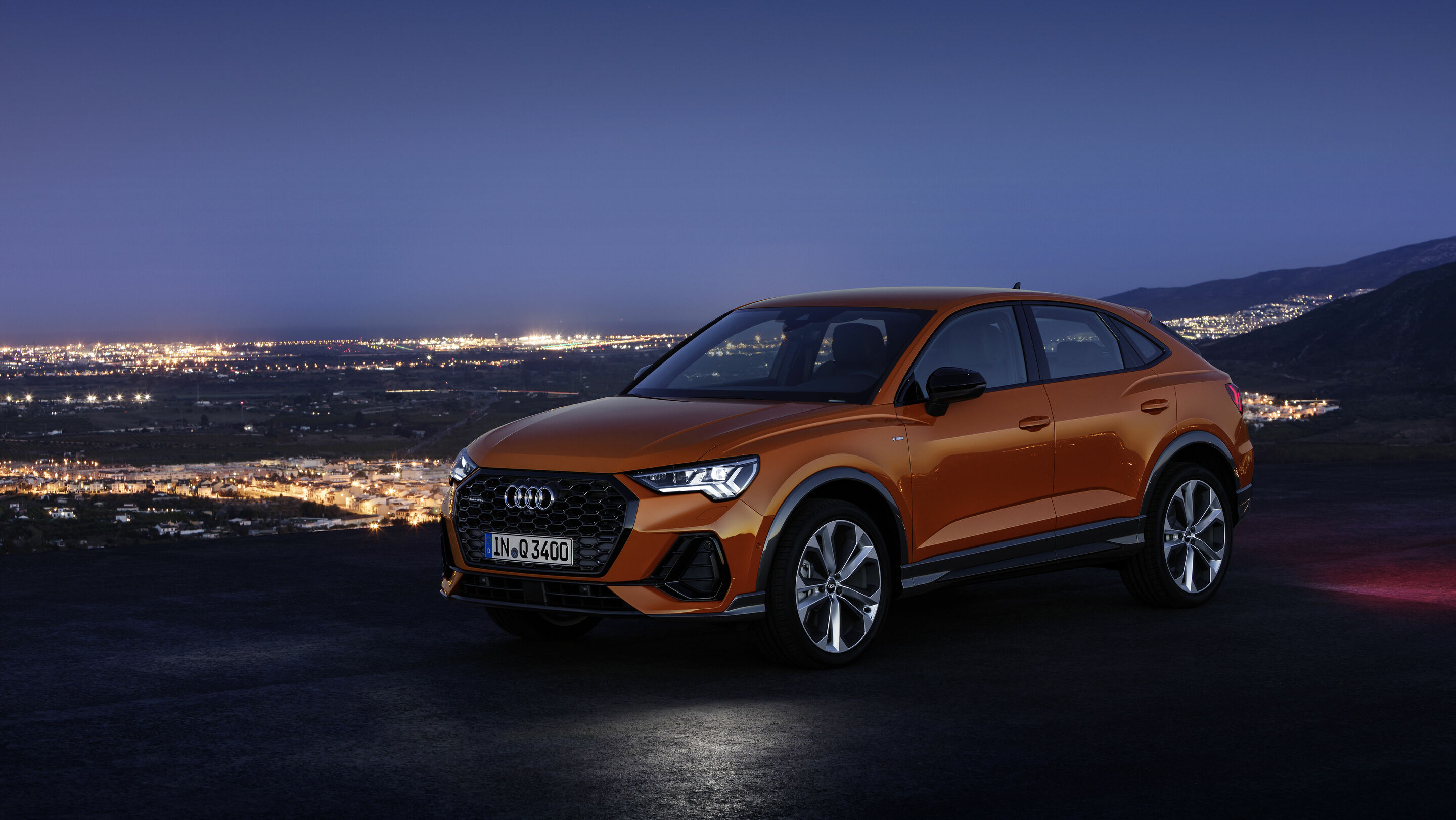 Audi Q3 Sportback (bis 2025) - Standaufnahme.
Farbe: Pulsorange