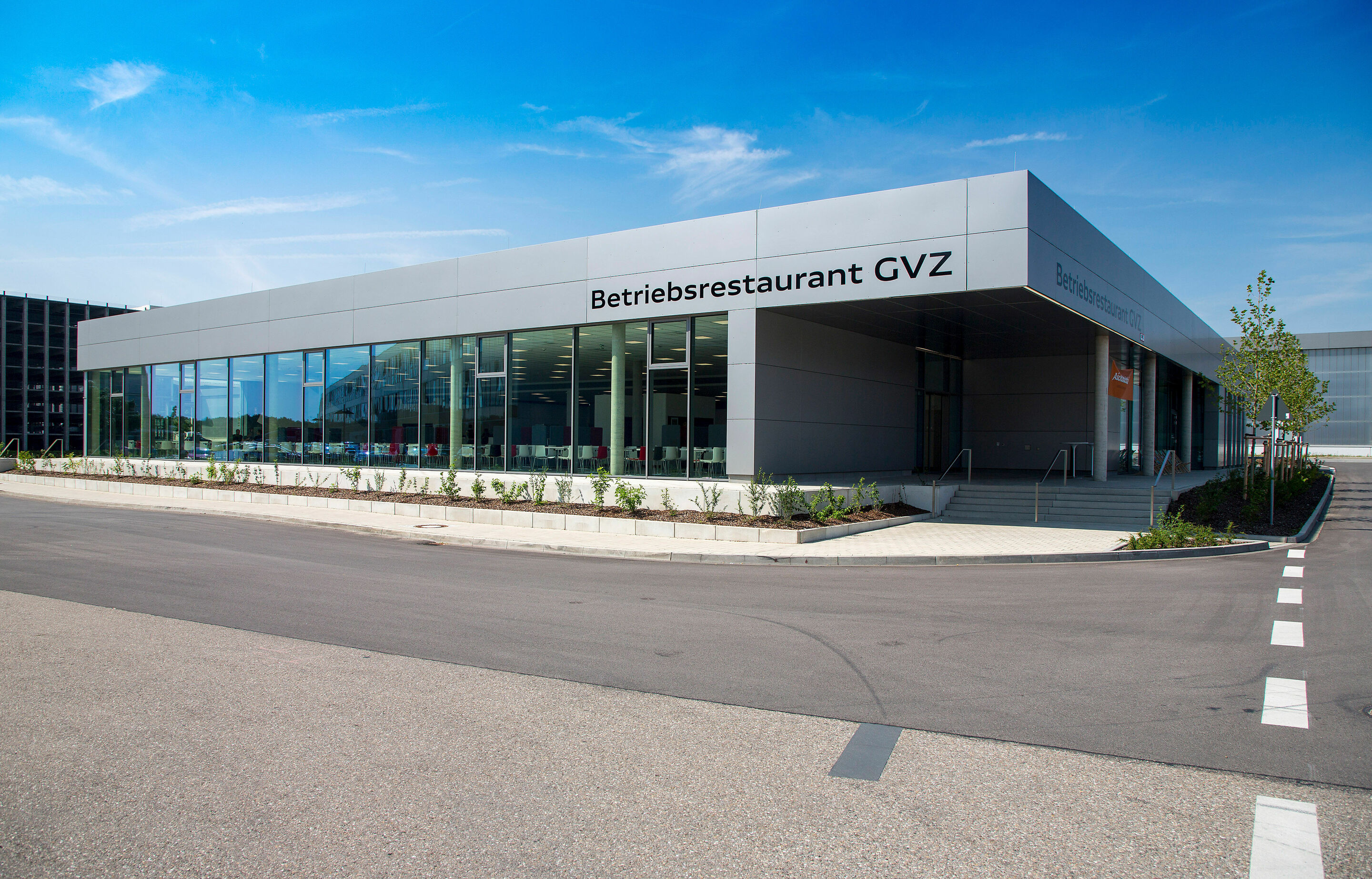Audi erweitert sein kulinarisches Angebot: Betriebsrestaurant im GVZ eröffnet - Das rund 2.100 Quadratmeter große Gebäude bietet derzeit Platz für 300 Personen und ist Montag bis Freitag von 7 bis 19 Uhr geöffnet.