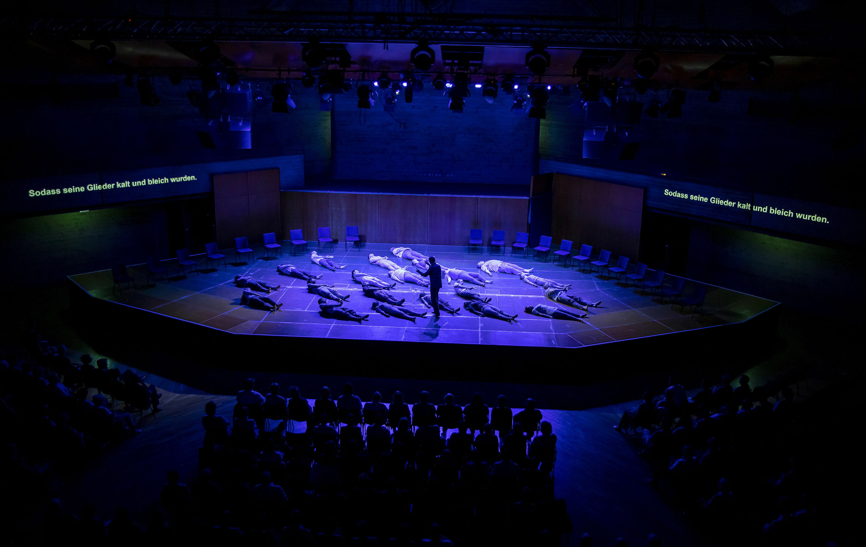 Los Angeles Master Chorale beim Gastspiel der Salzburger Festspiele in Ingolstadt - Peter Sellars insziniert Orlando di Lassos Lagrime di San Pietro beim Gastspiel der Salzburger Festspiele in Ingolstadt.