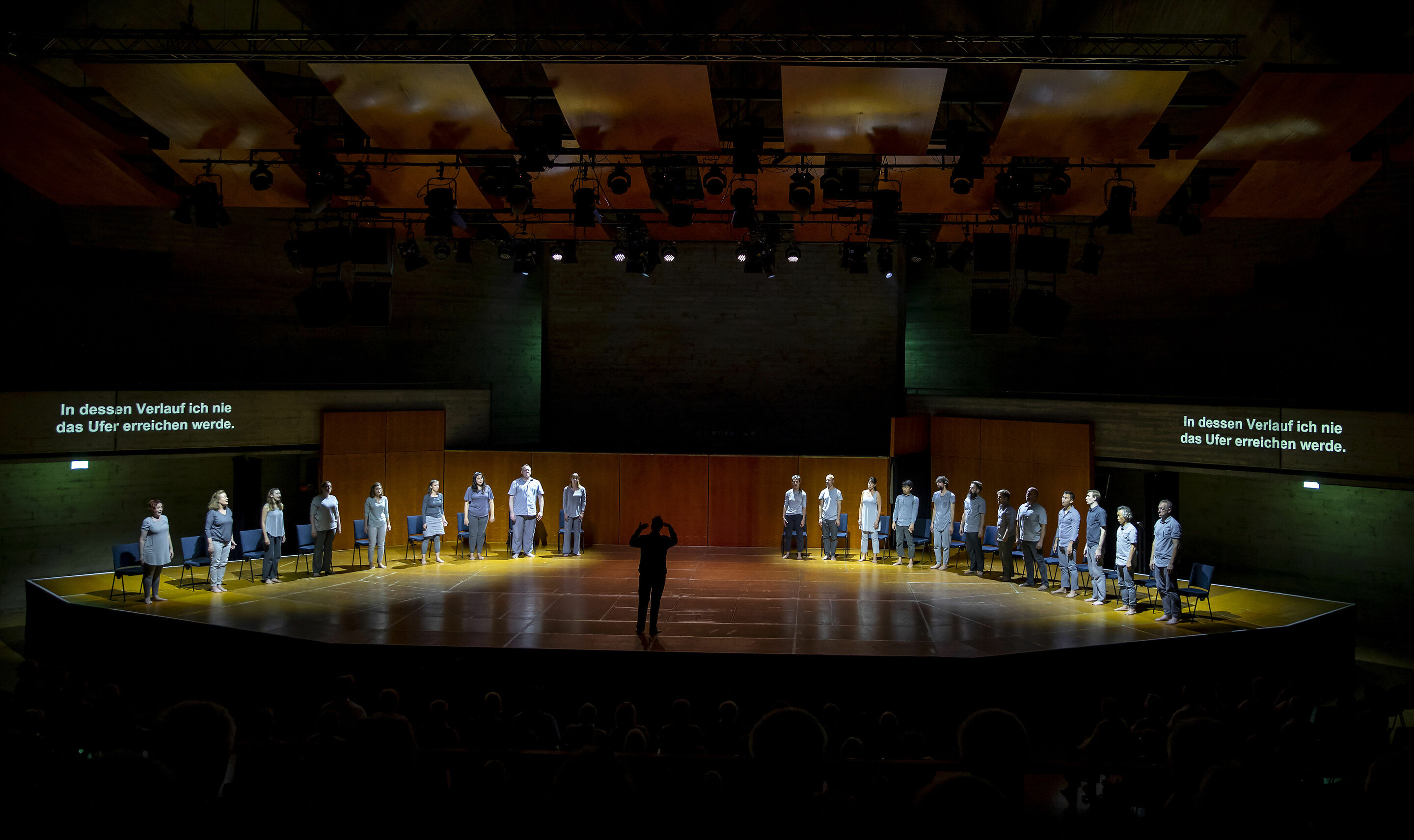 Los Angeles Master Chorale beim Gastspiel der Salzburger Festspiele in Ingolstadt - Peter Sellars insziniert Orlando di Lassos Lagrime di San Pietro beim Gastspiel der Salzburger Festspiele in Ingolstadt.