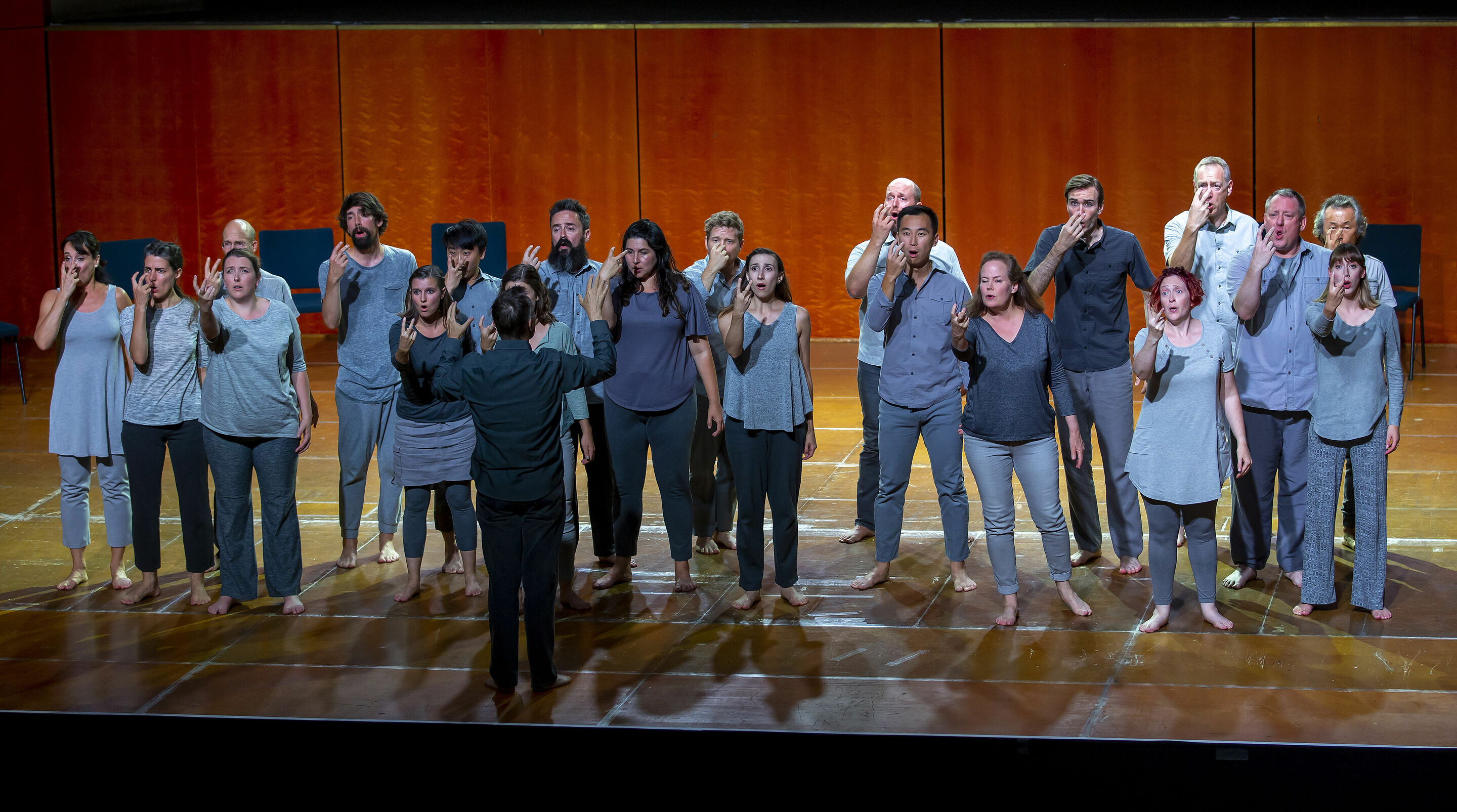 Los Angeles Master Chorale beim Gastspiel der Salzburger Festspiele in Ingolstadt - Peter Sellars insziniert Orlando di Lassos Lagrime di San Pietro beim Gastspiel der Salzburger Festspiele in Ingolstadt.