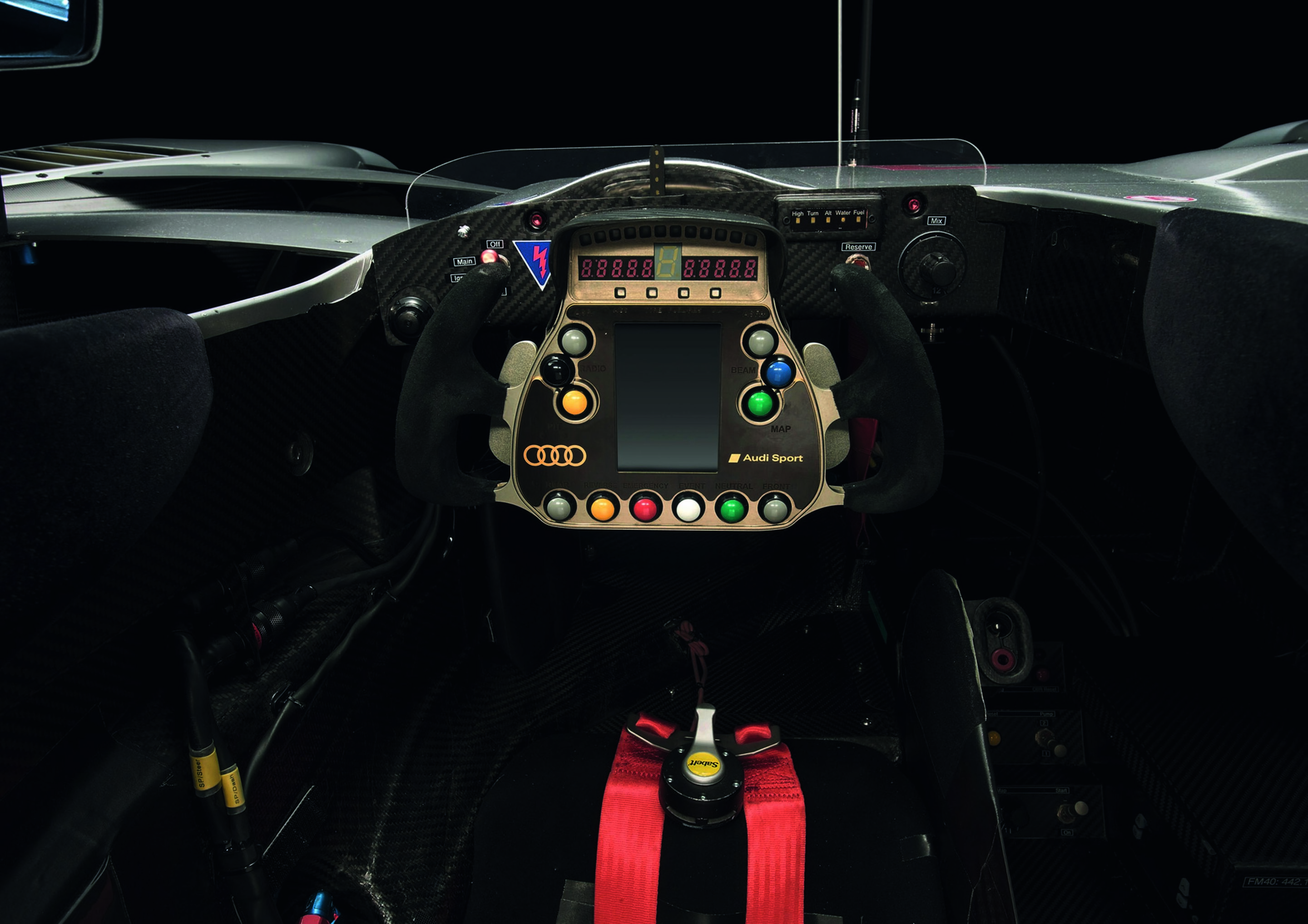Jubiläumsmagazin Motorsport - Audi R15 TDI: Das Lenkrad hält viele Funktionen und Informationen bereit.