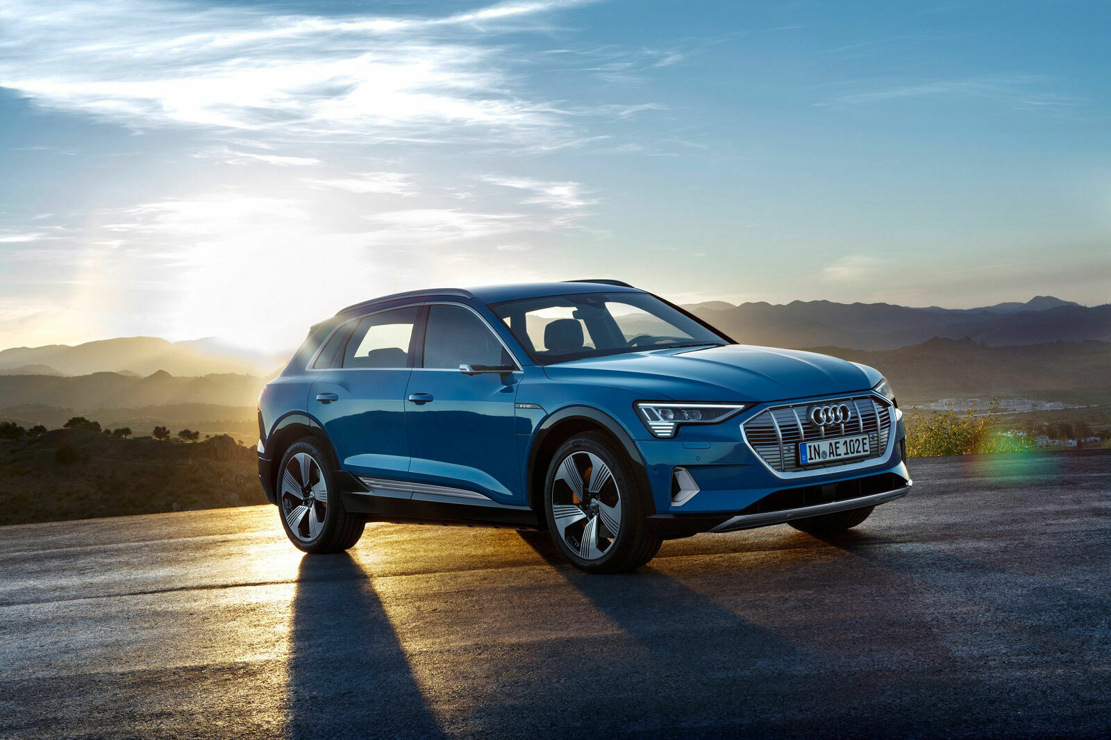 Audi e-tron - Der Audi e-tron ist das erste vollelektrische Modell der Marke mit den Vier Ringen. Der sportliche SUV kombiniert den Raum und Komfort eines typischen Oberklasse-Automobils mit einer alltagstauglichen Reichweite, der den Fahrer mit dem elektrischen...