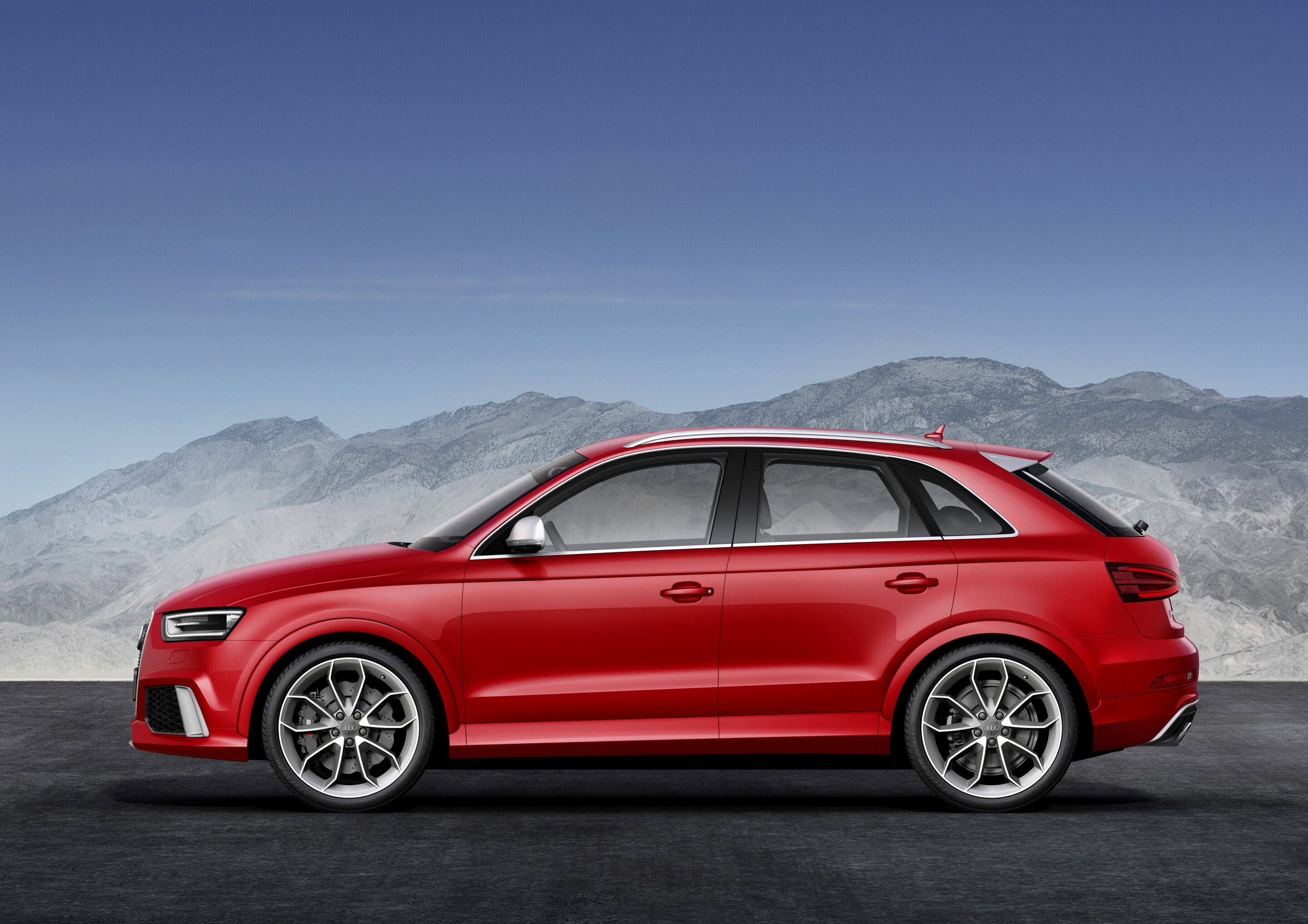 Audi RS Q3 - Static photo

Colour: Misano Red pearl effect