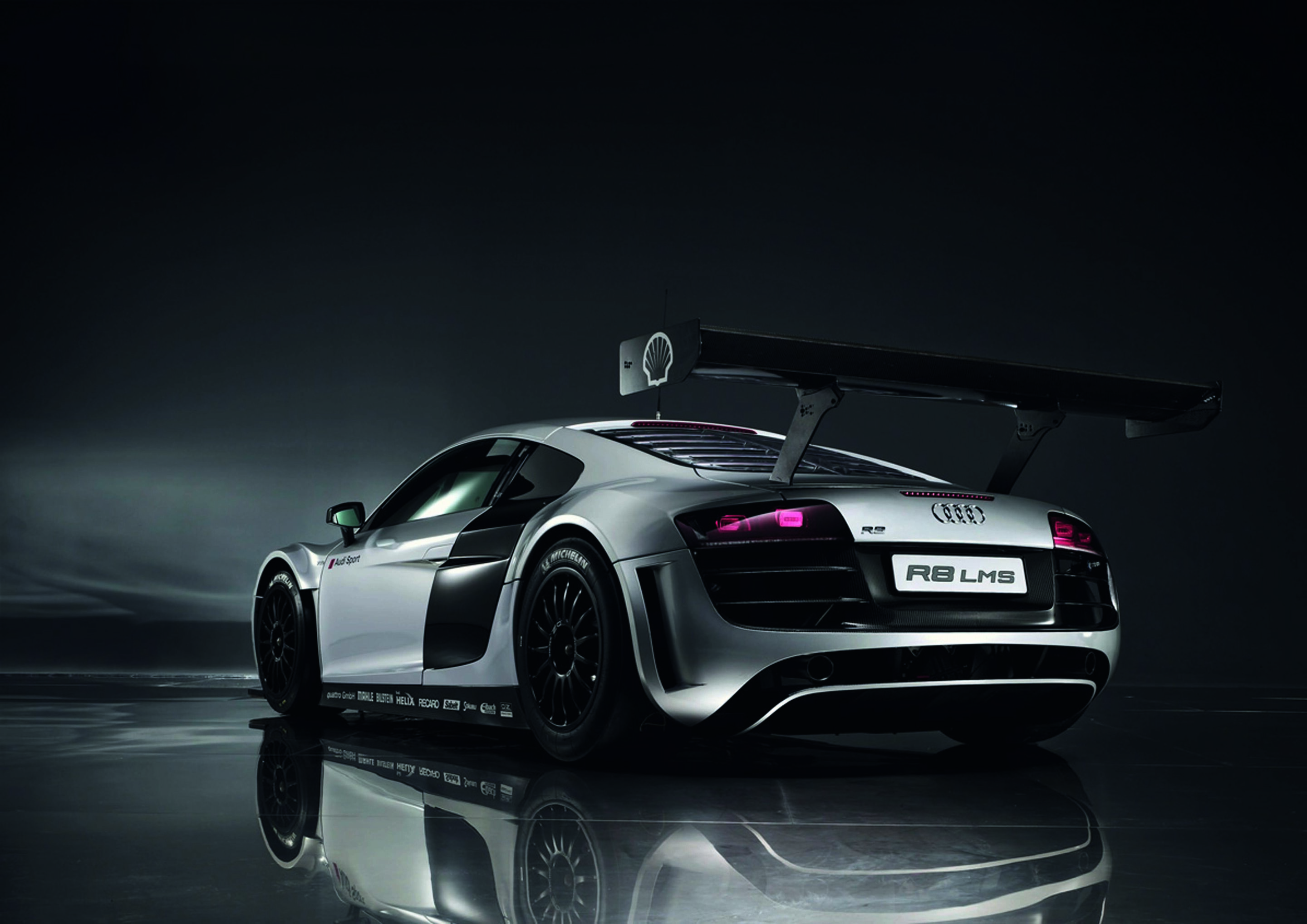 Anniversary magazine Motorsports - Audi R8 LMS - the diffuser and the rear wing borrowed from the R10 TDI provide the R8 LMS with powerful downforce.