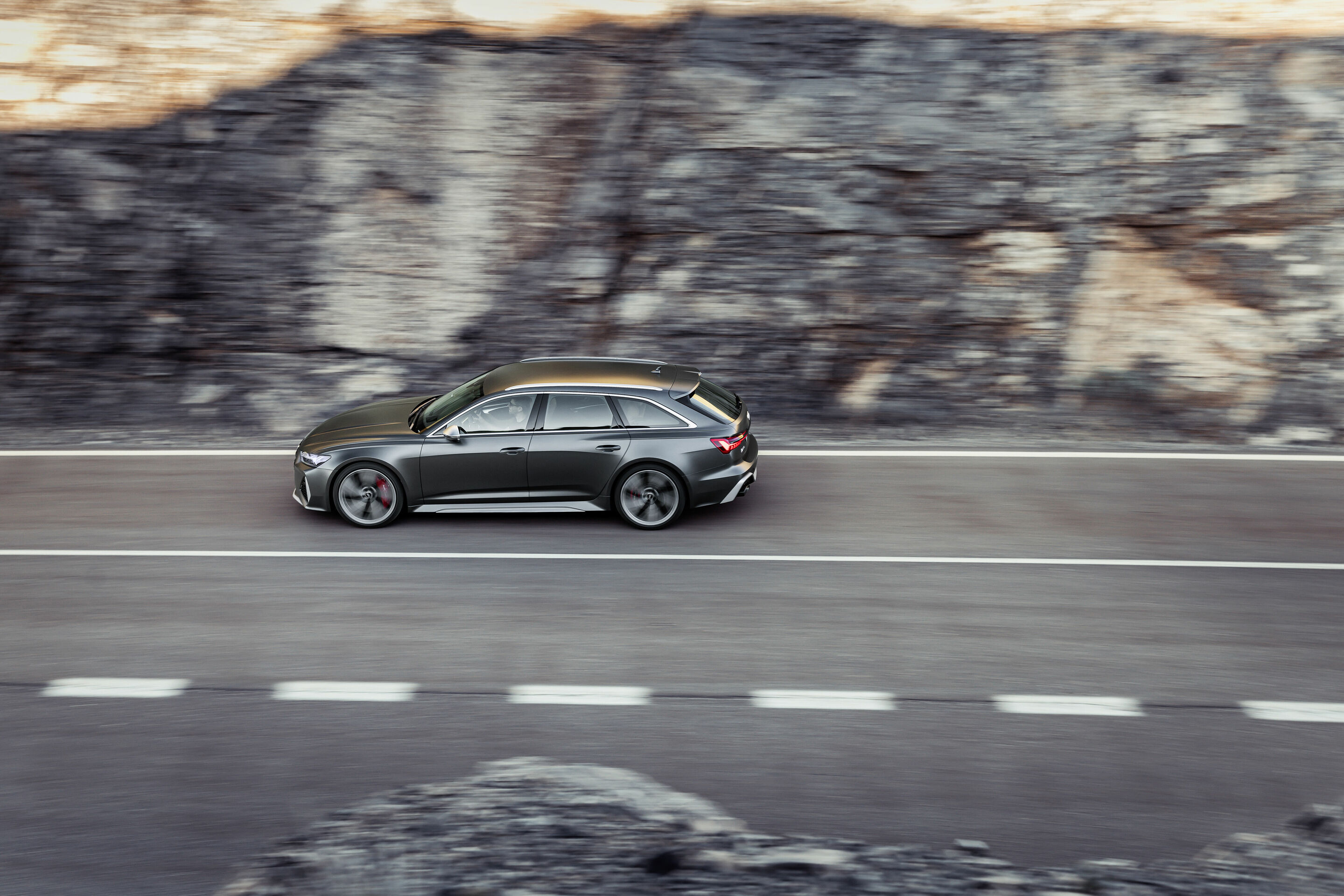 Audi RS 6 Avant - Fahraufnahme
Farbe: Daytonagrau matt