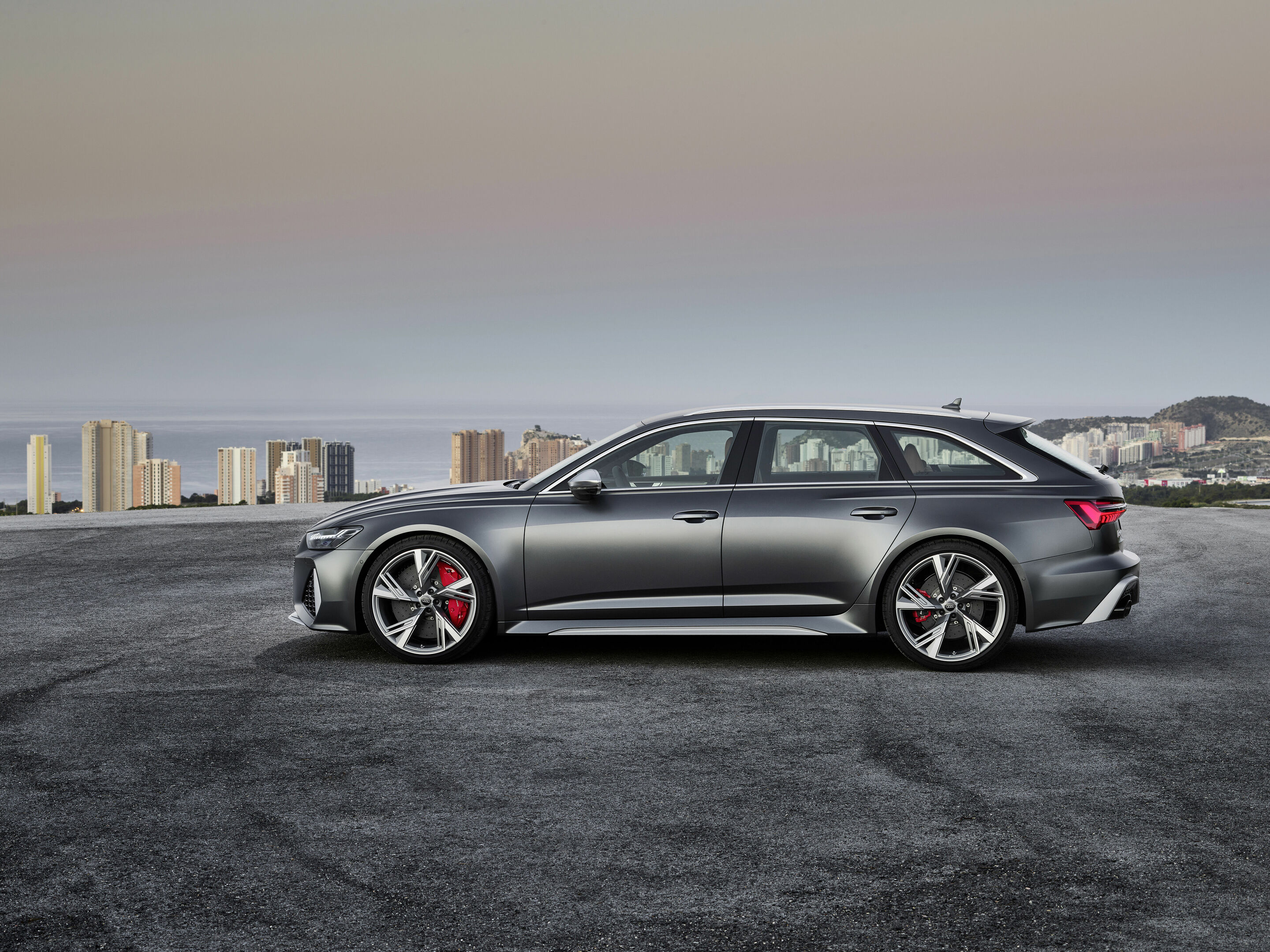 Audi RS 6 Avant - Standaufnahme
Farbe: Daytonagrau matt