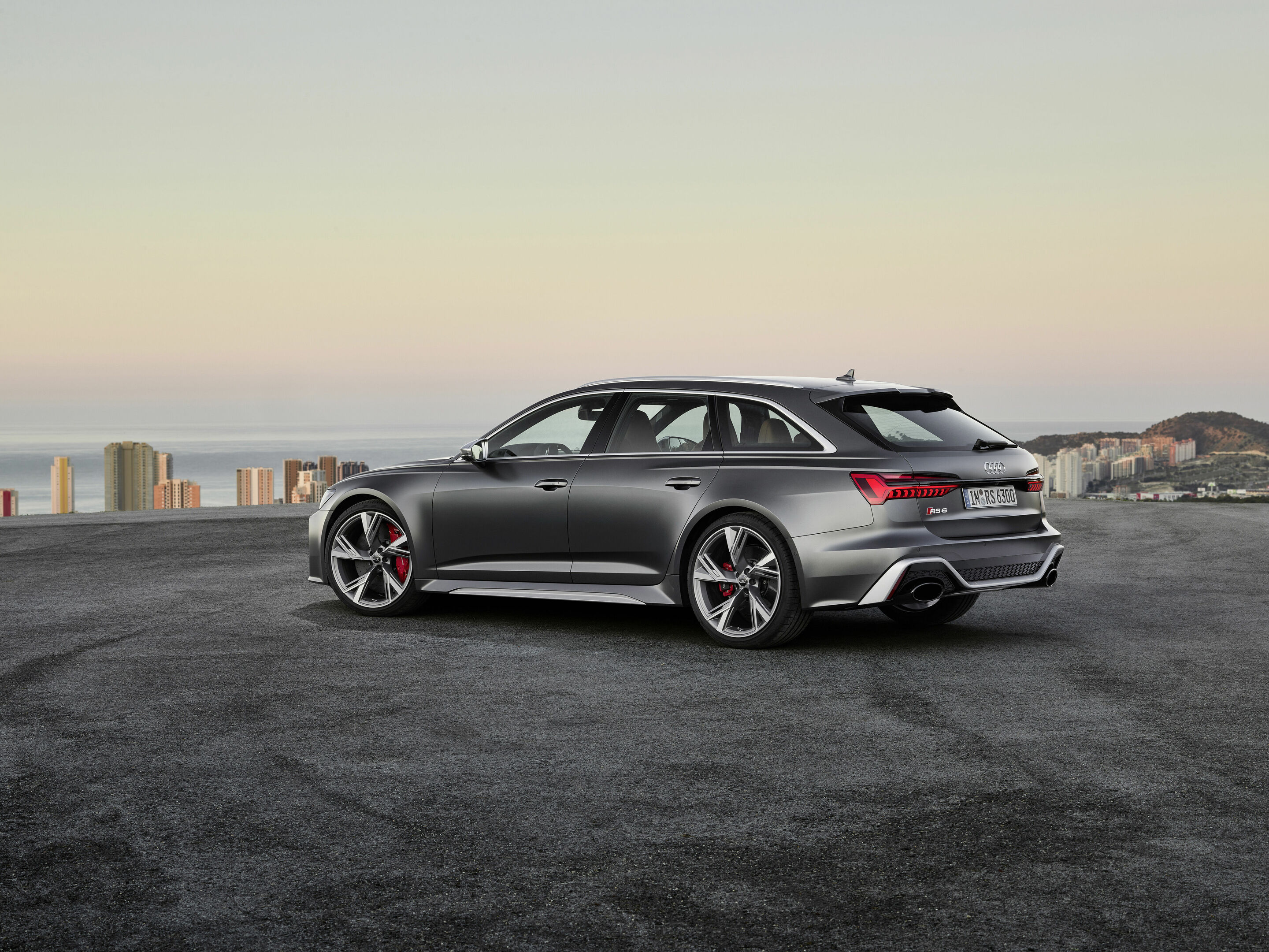 Audi RS 6 Avant - Standaufnahme
Farbe: Daytonagrau matt
