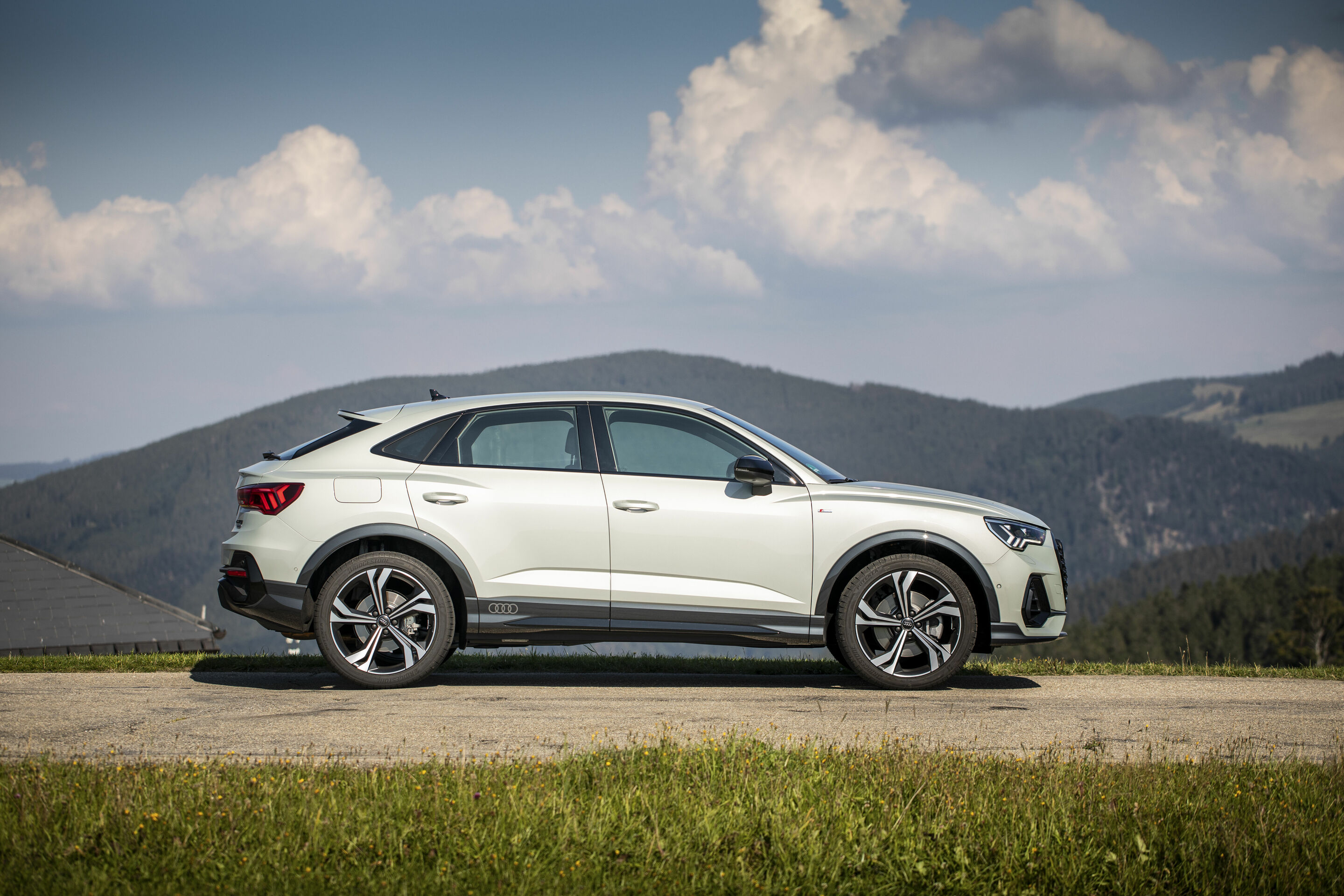 Audi Q3 Sportback (bis 2025) - Standaufnahme,
Farbe: Tausilber